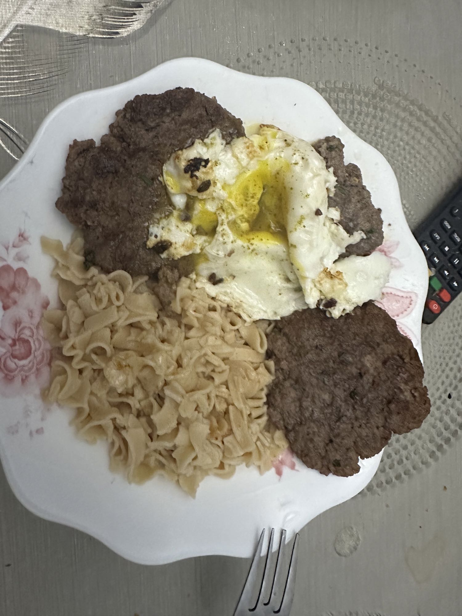 Pâtes, steak et œuf