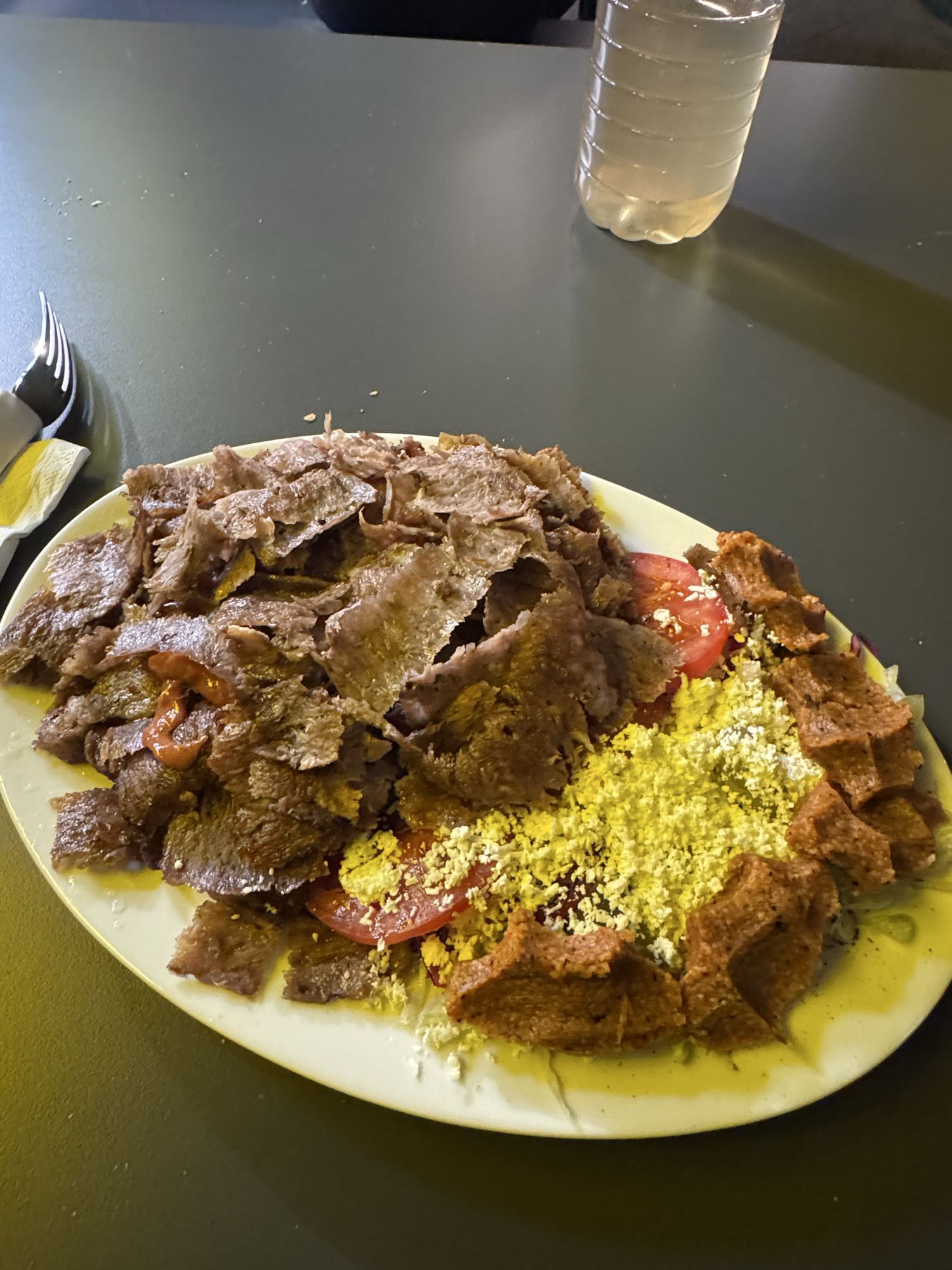 Kebab mit Ciğköfte und gemischtem Salat