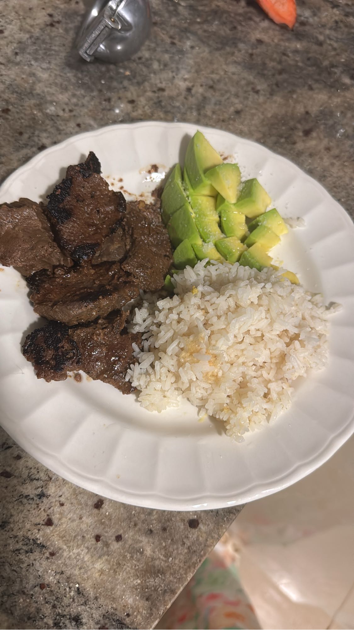 Hígado con arroz y aguacate