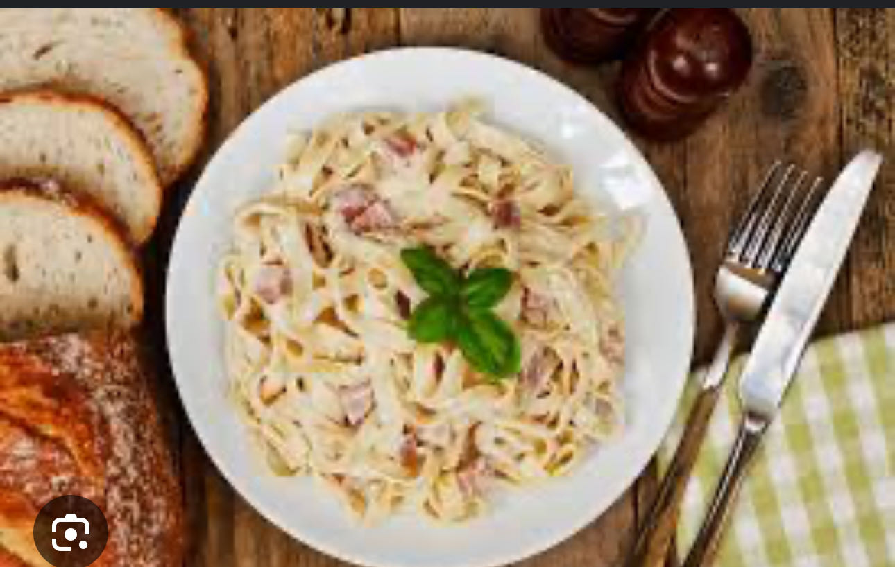 Pasta a la Carbonara con Pechuga de pollo y ensalada