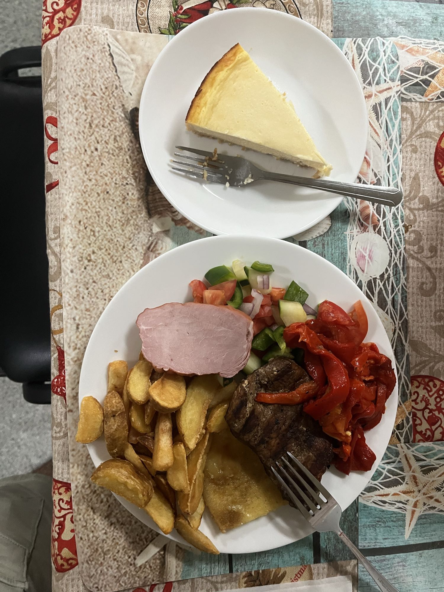 Мясо с гарниром и чизкейк