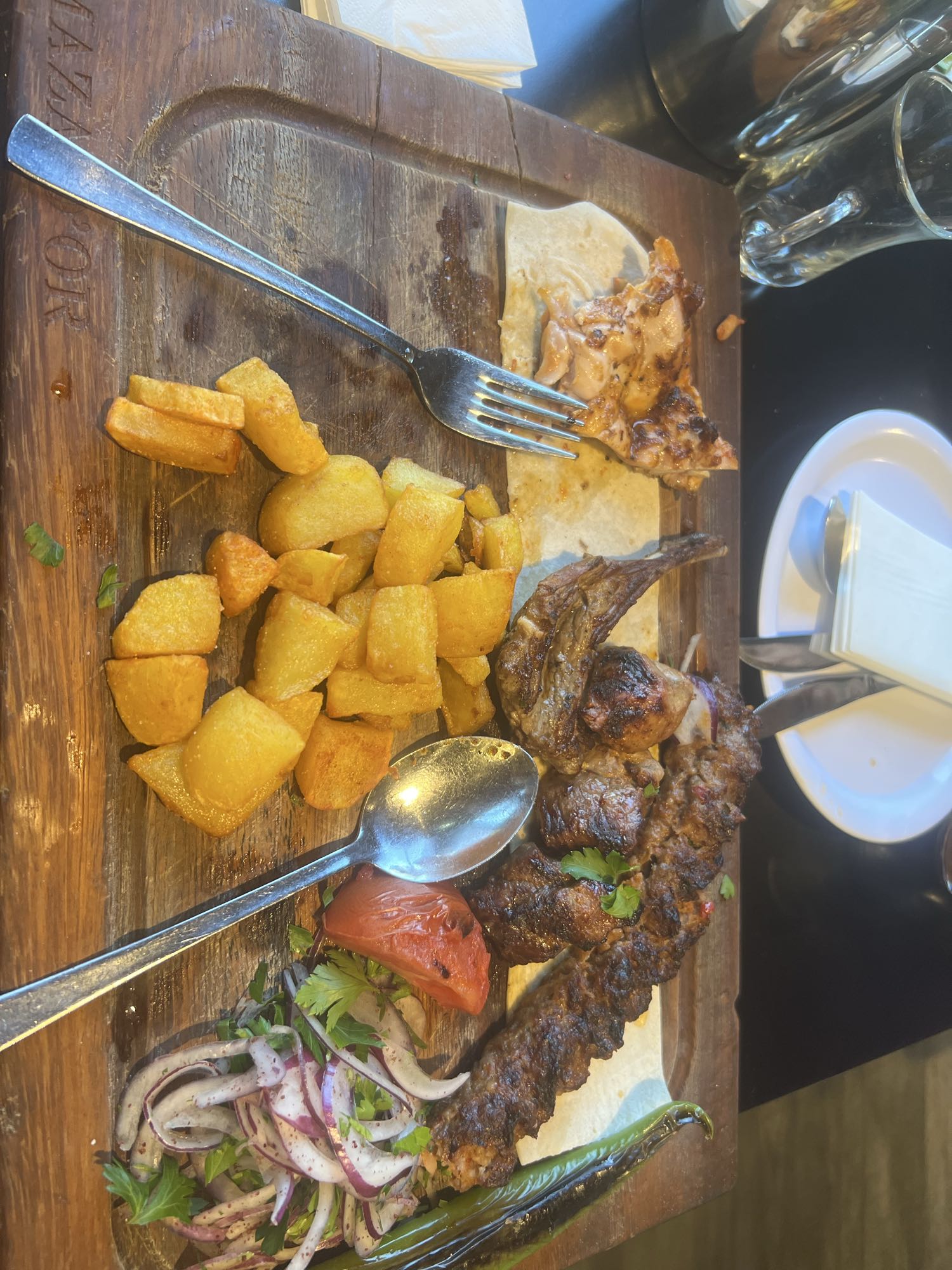 Grillteller mit Kartoffeln