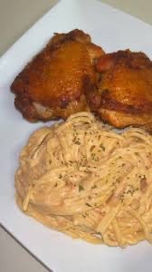 Pollo con pasta cremosa