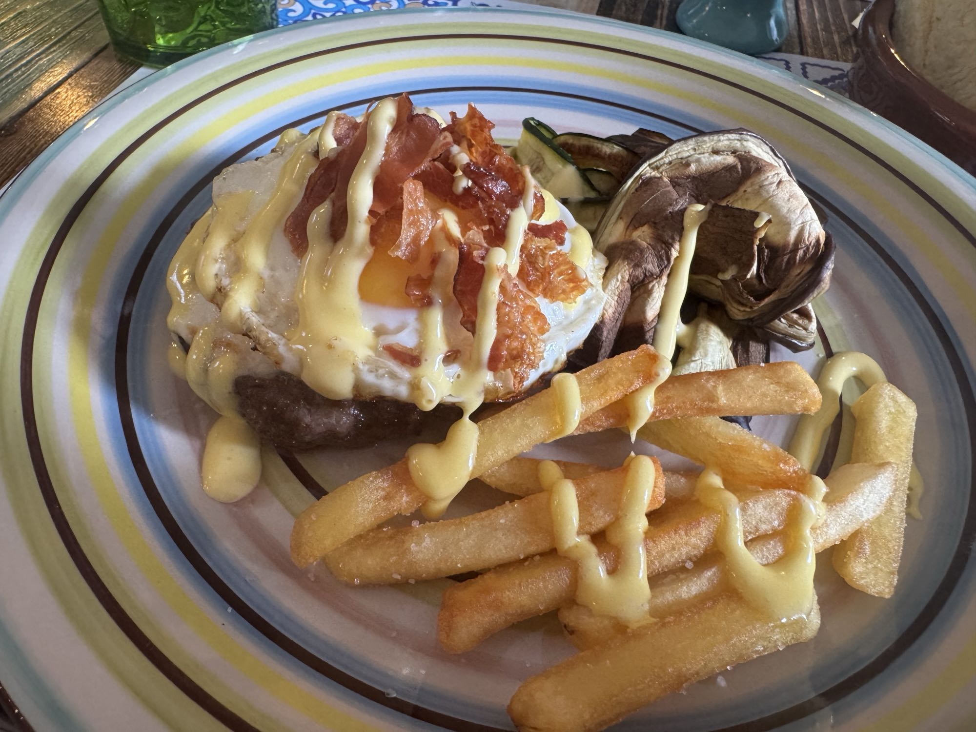 Hamburguesa con huevo y papas