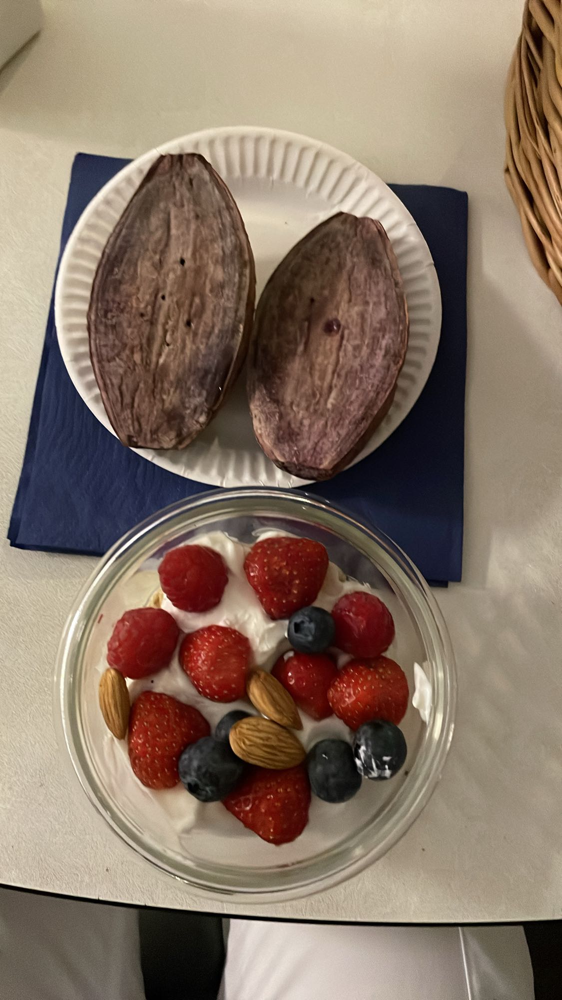 Yoghurt med frukt och nötter