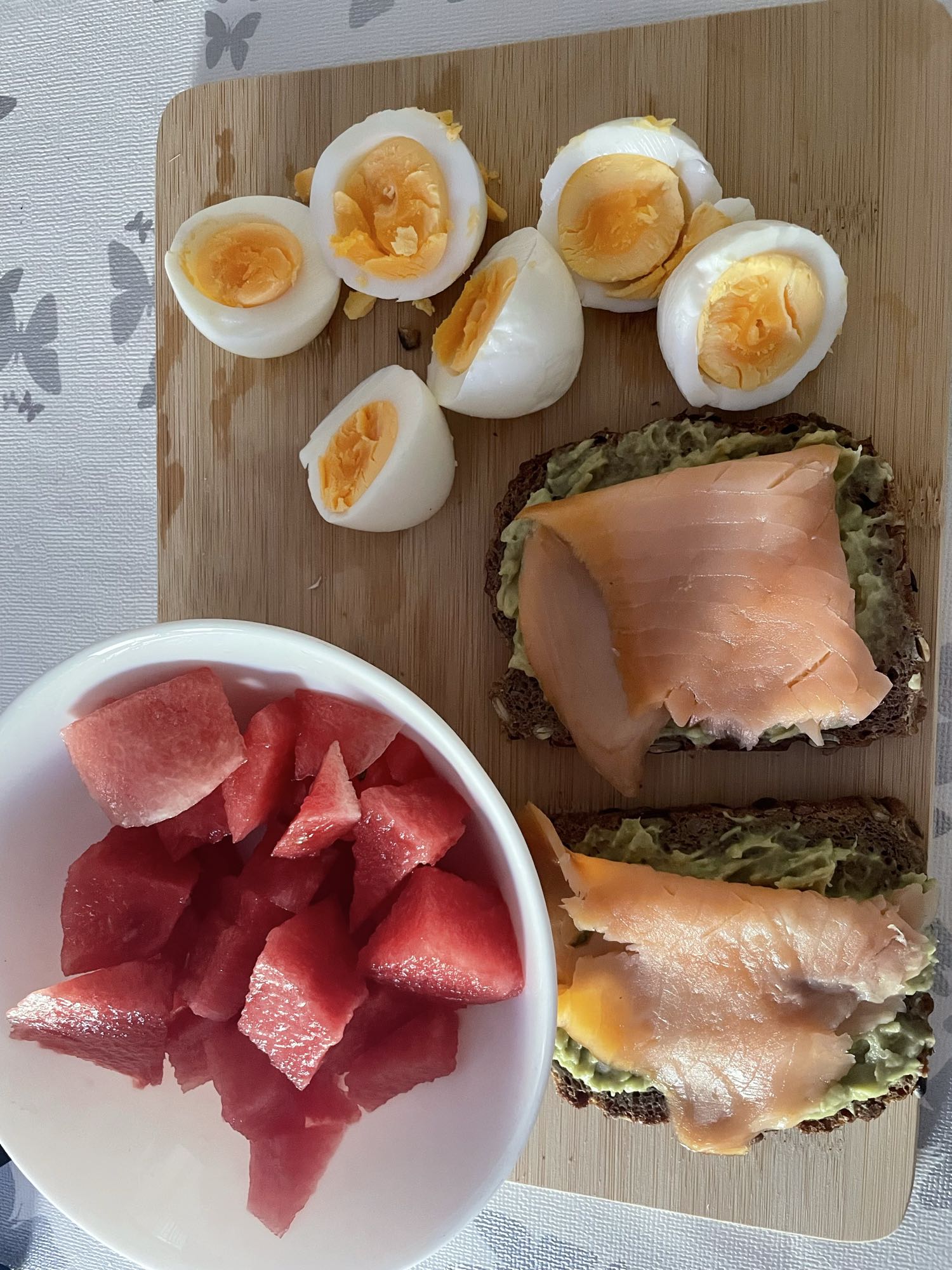 Ontbijt met zalm en ei
