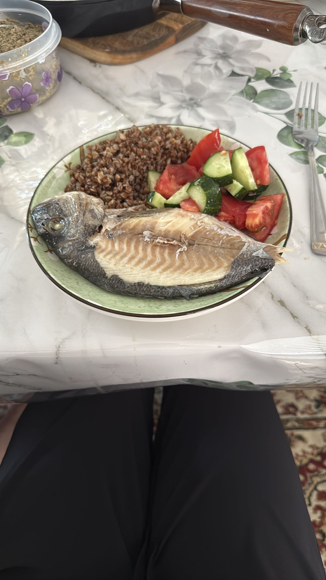 Рыба с гречкой и салатом