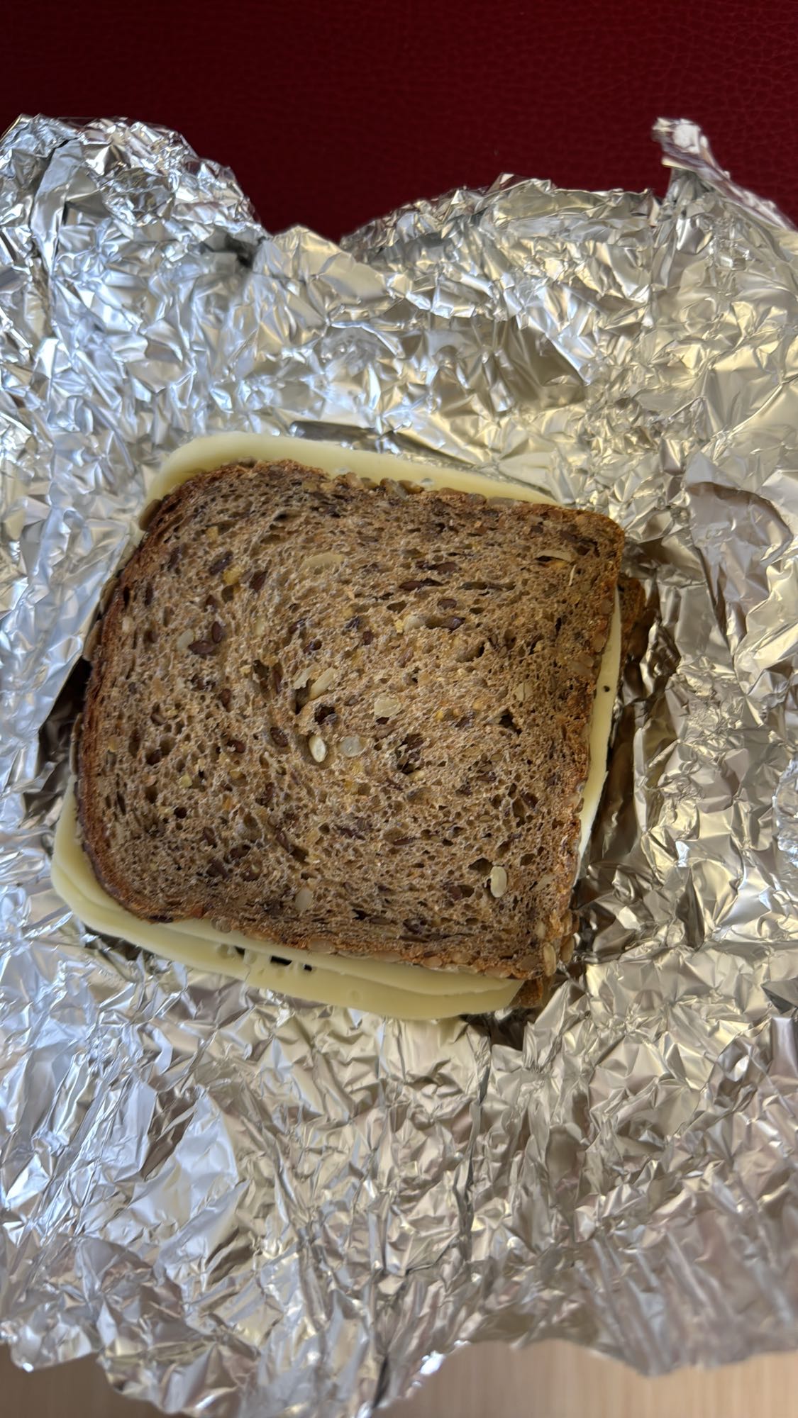 Sandwich de pan integral y queso