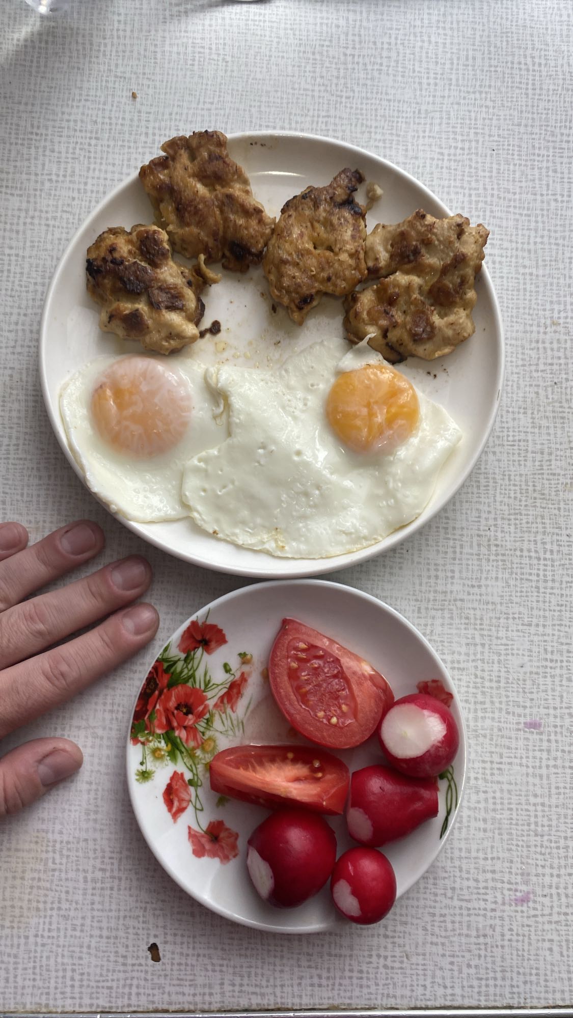 Яйца с котлетами и овощами