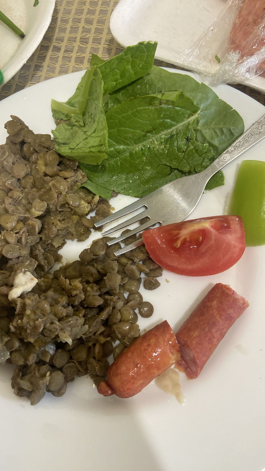 Чечевица с колбасой и овощами