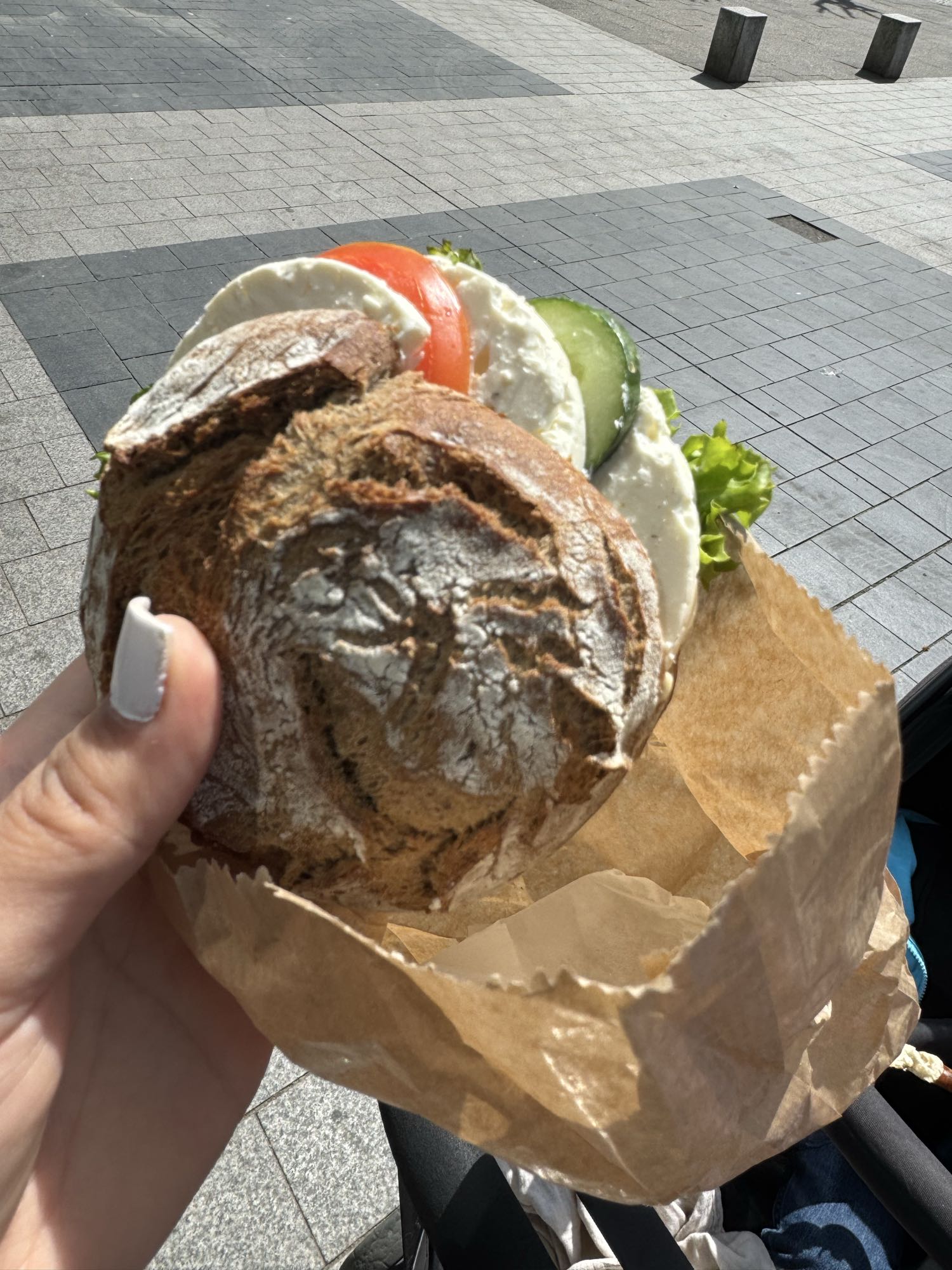 Vollkornbrötchen Caprese mit Schafskäse