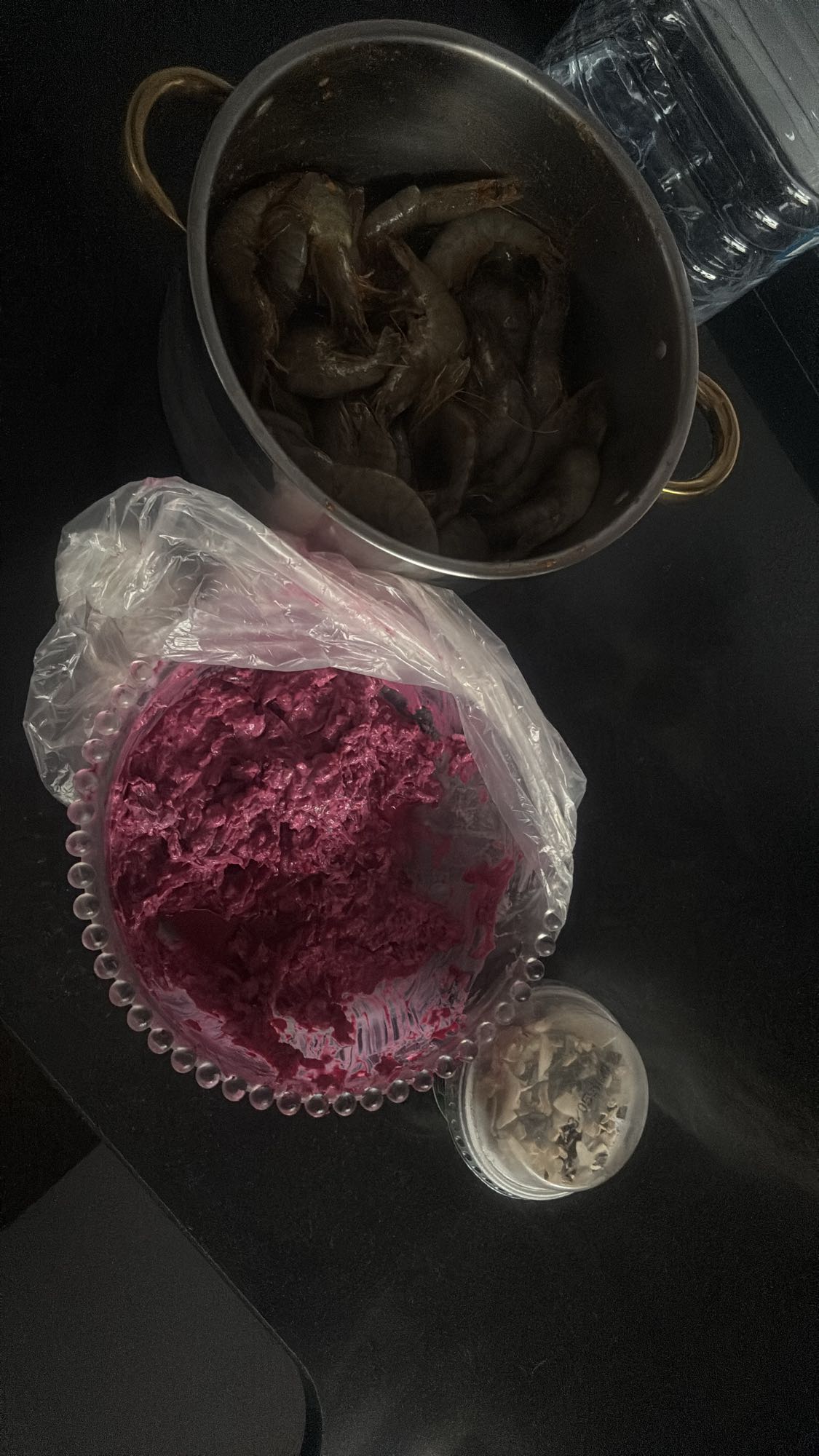 Camarones y ensalada de betabel