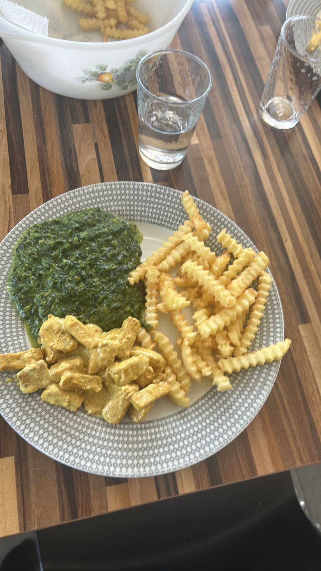 Poulet, frites, épinards