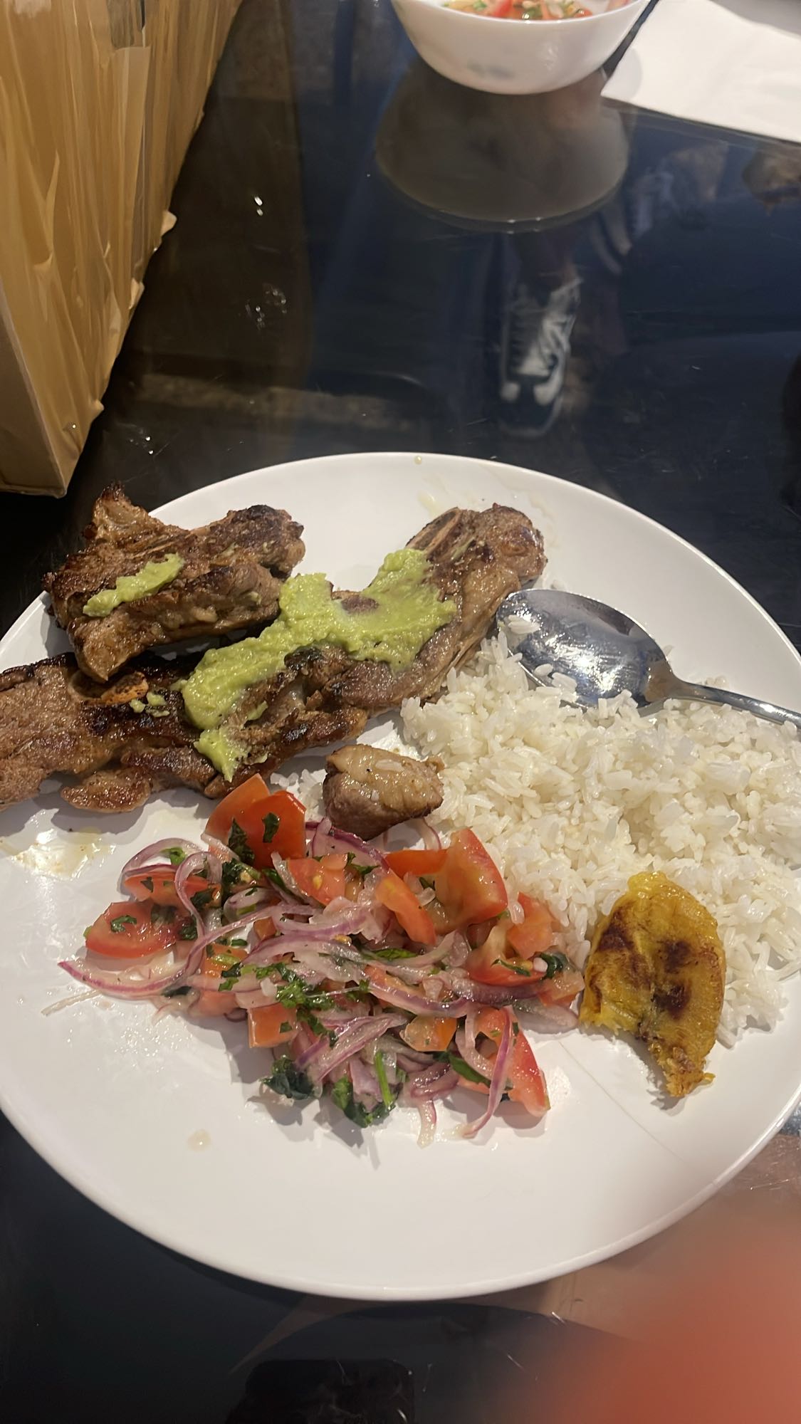 Carne con arroz y ensalada