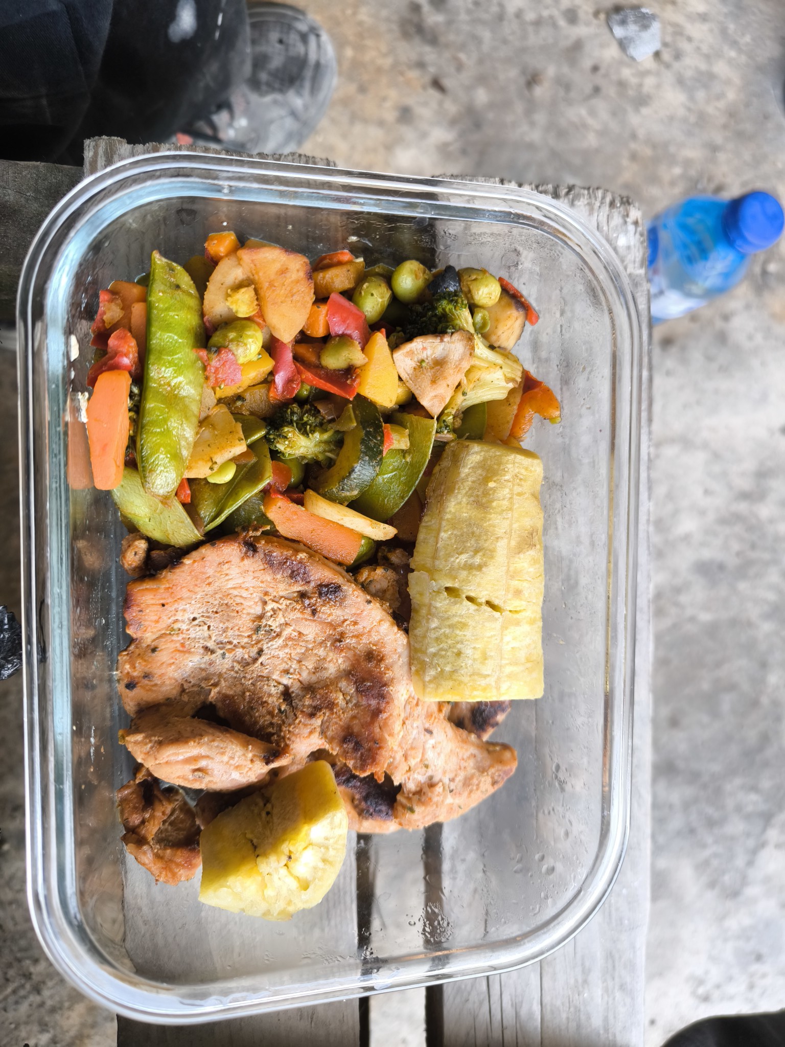 Pollo con vegetales y plátano