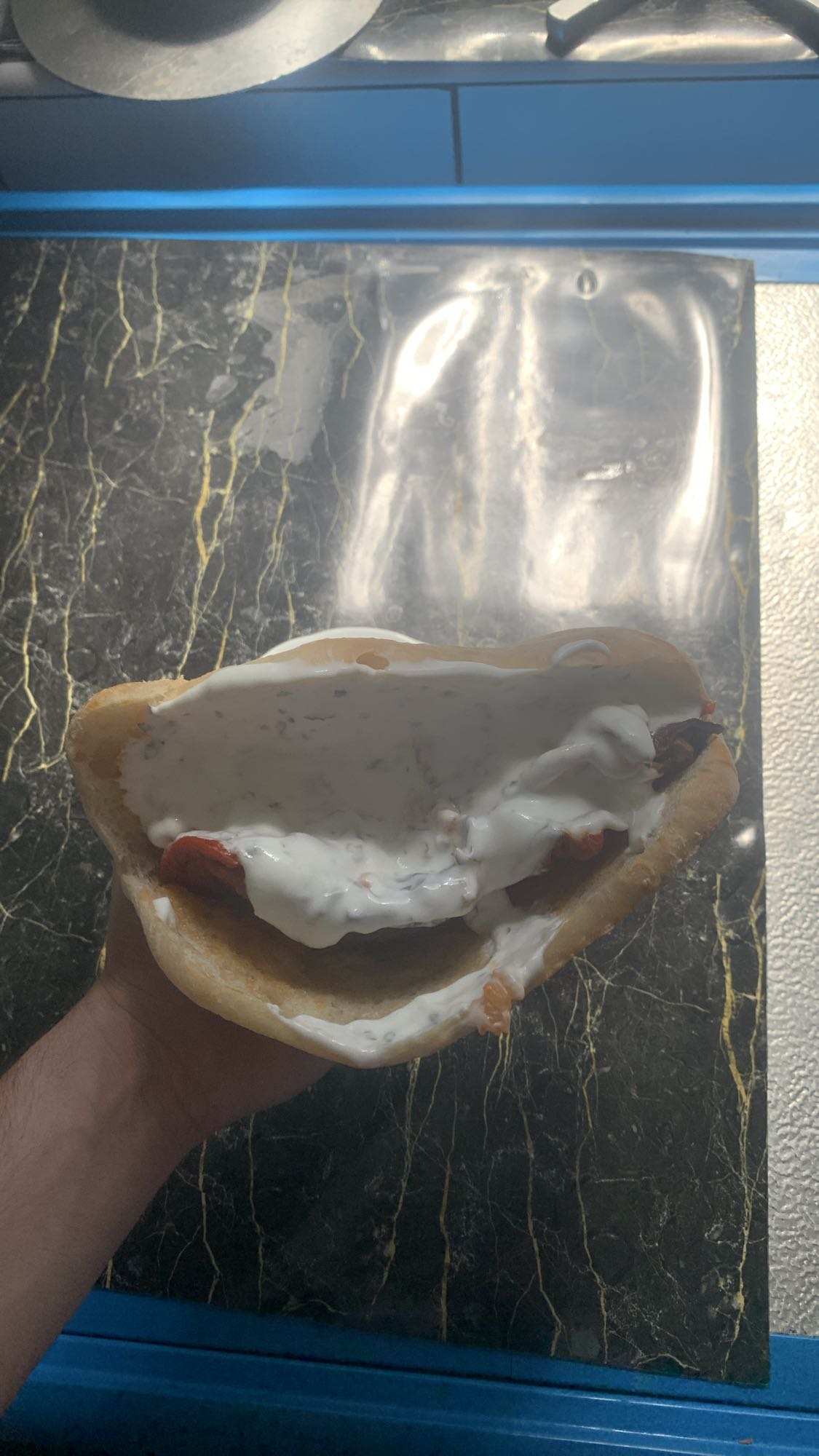 Pan con salchicha y salsa