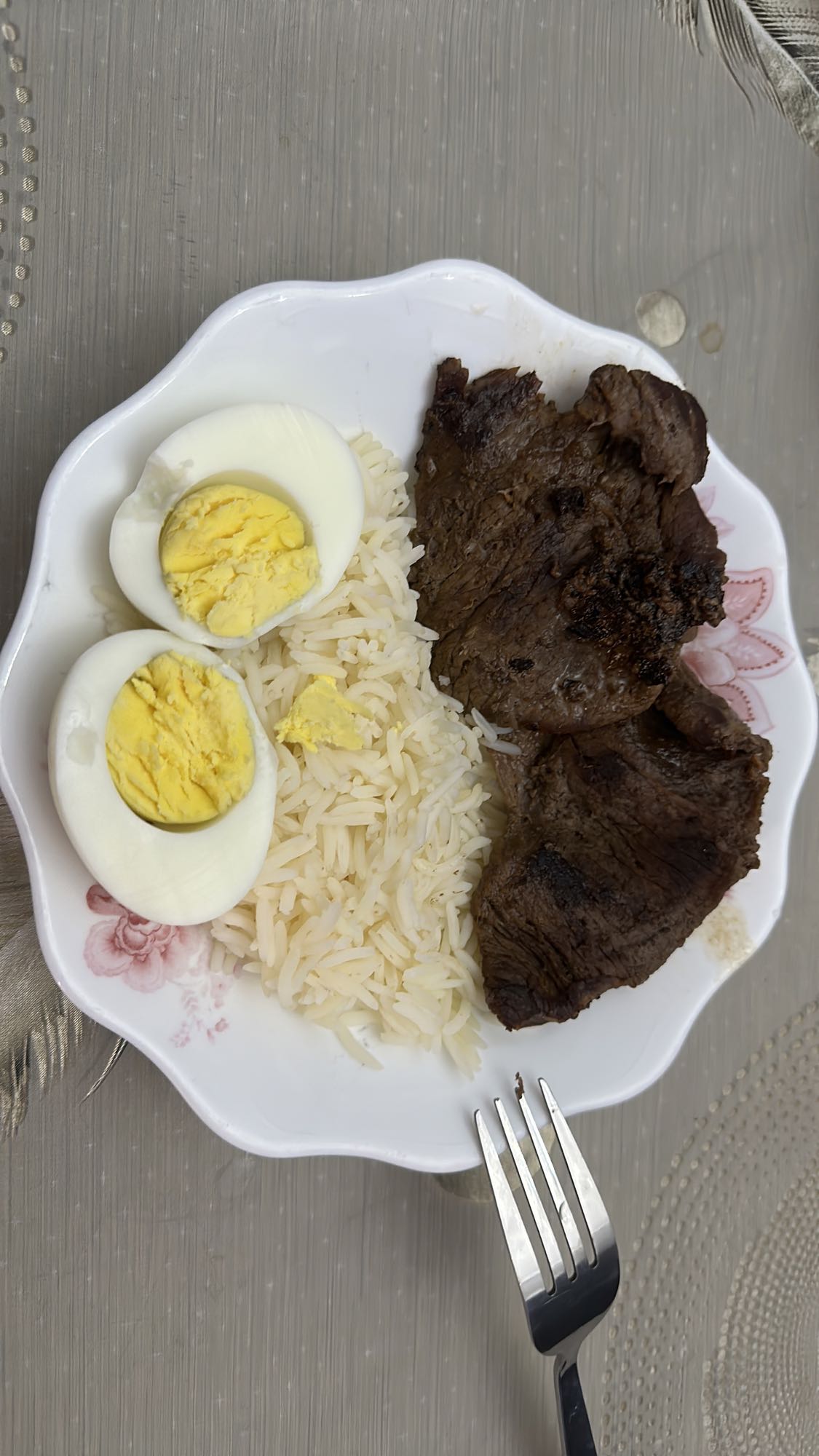Riz, steak et œufs durs
