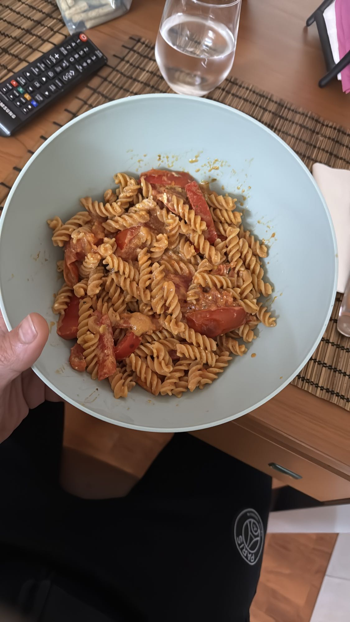 Pasta de lentejas con tomate, pimiento, atún al natural y burrata