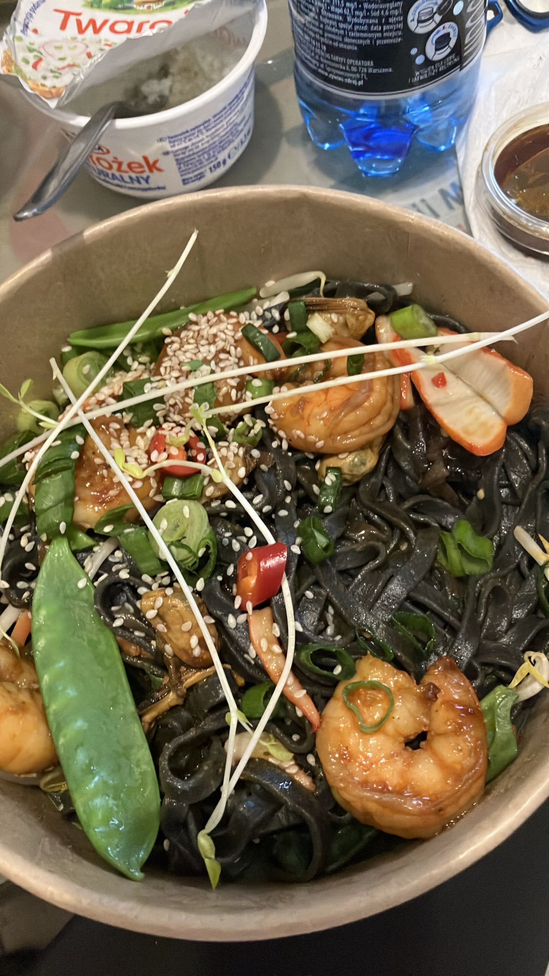 Krewetki z czarnym makaronem