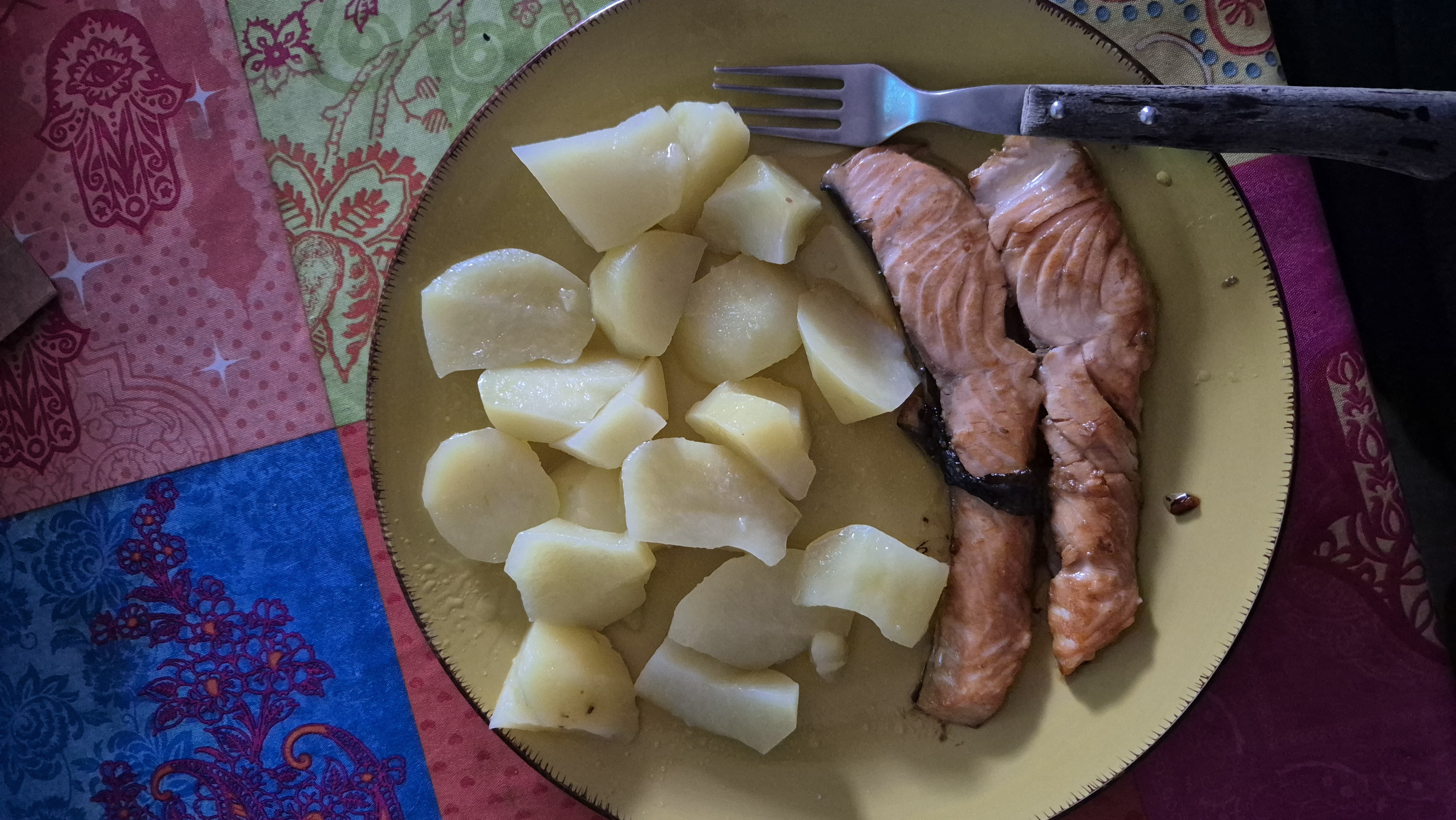 Salmón con papas cocidas