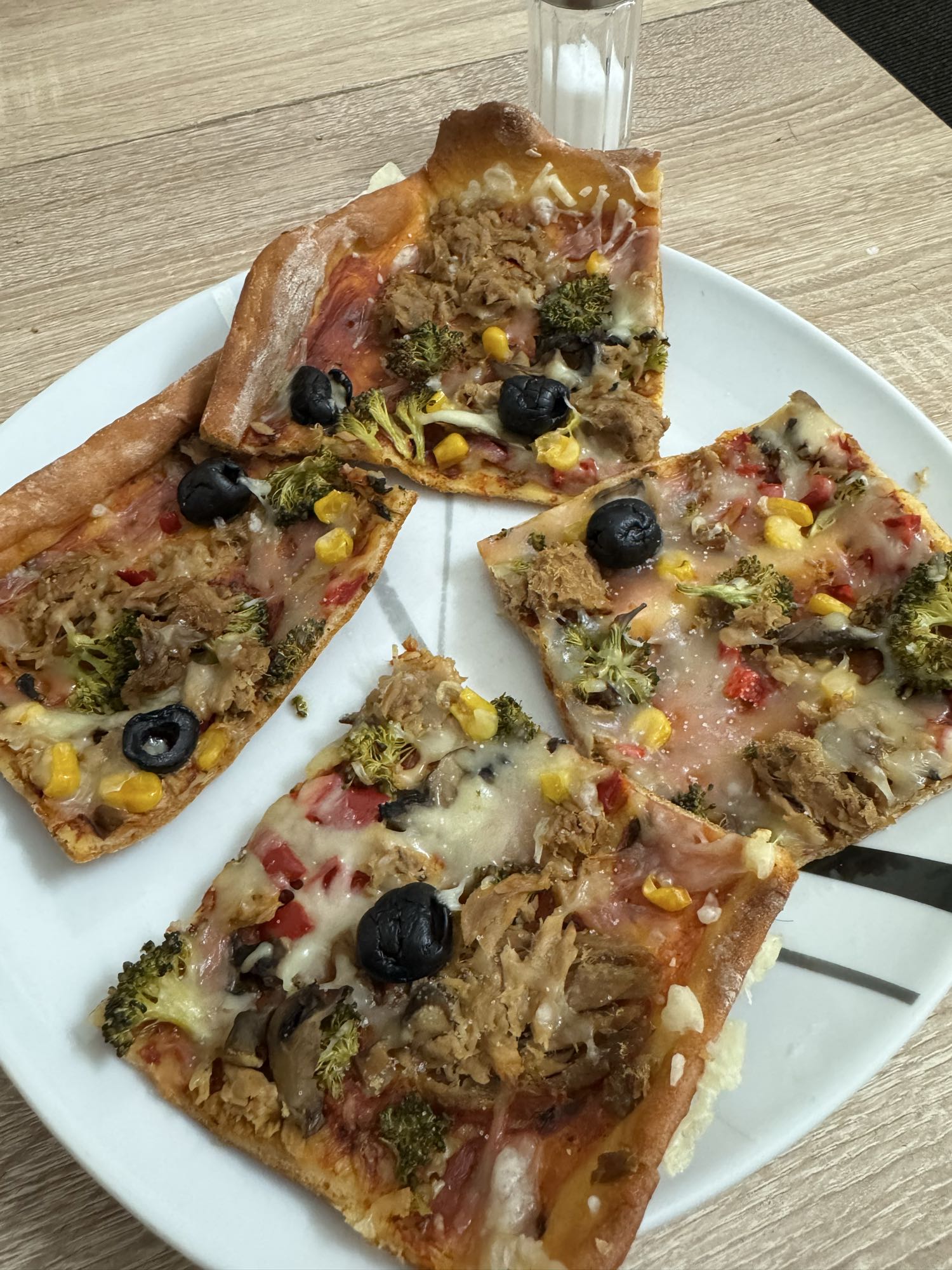 Pizza vegetal mit Thunfisch