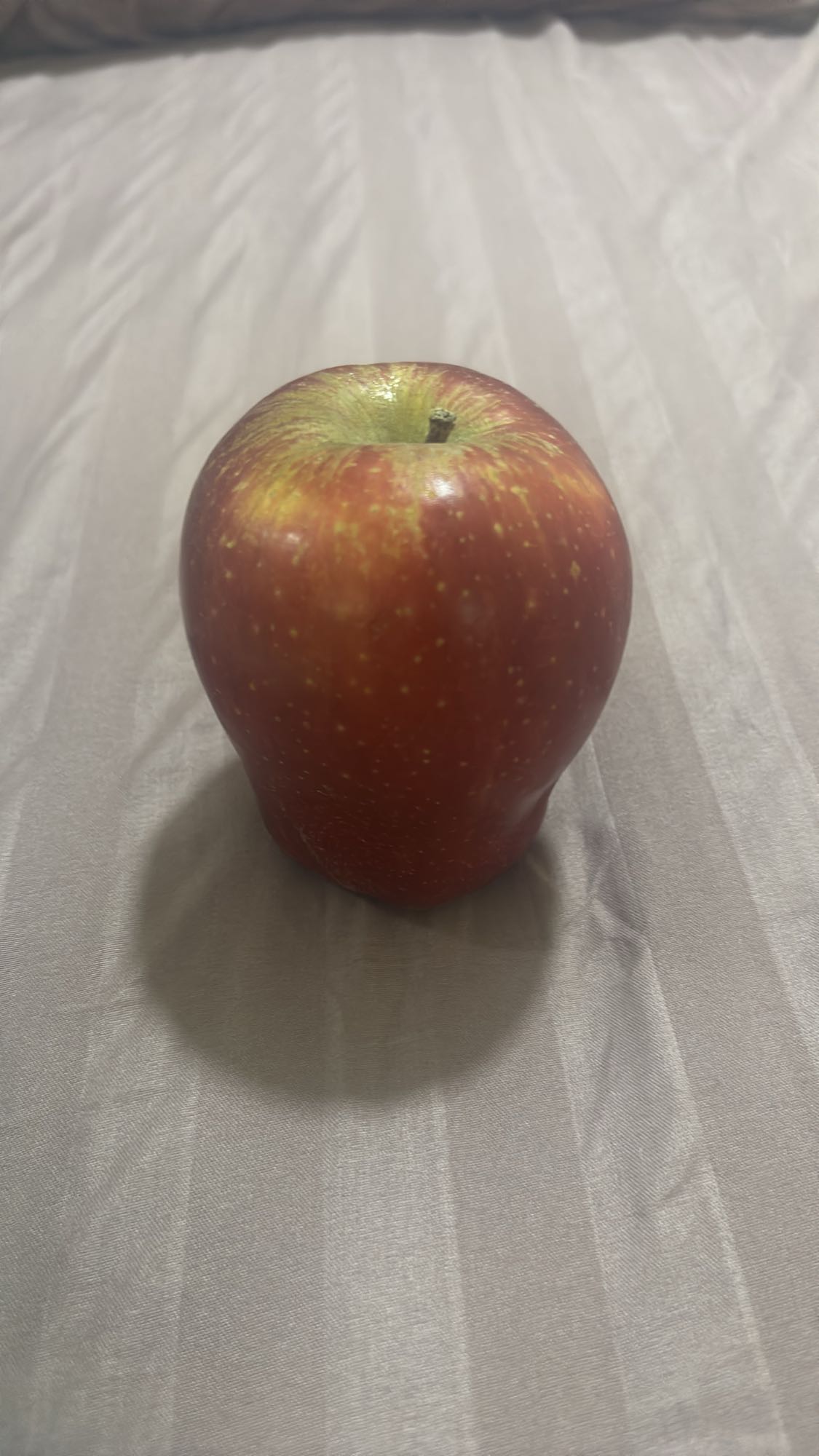 تفاحة حمراء