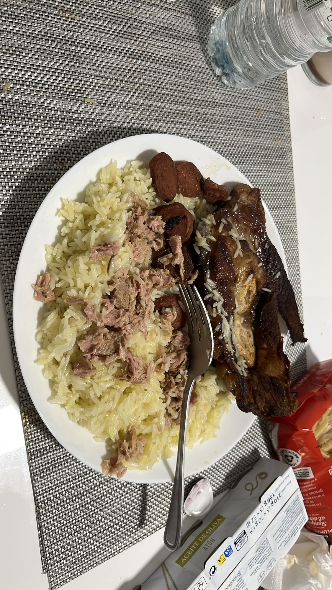 Arroz con atún y carne