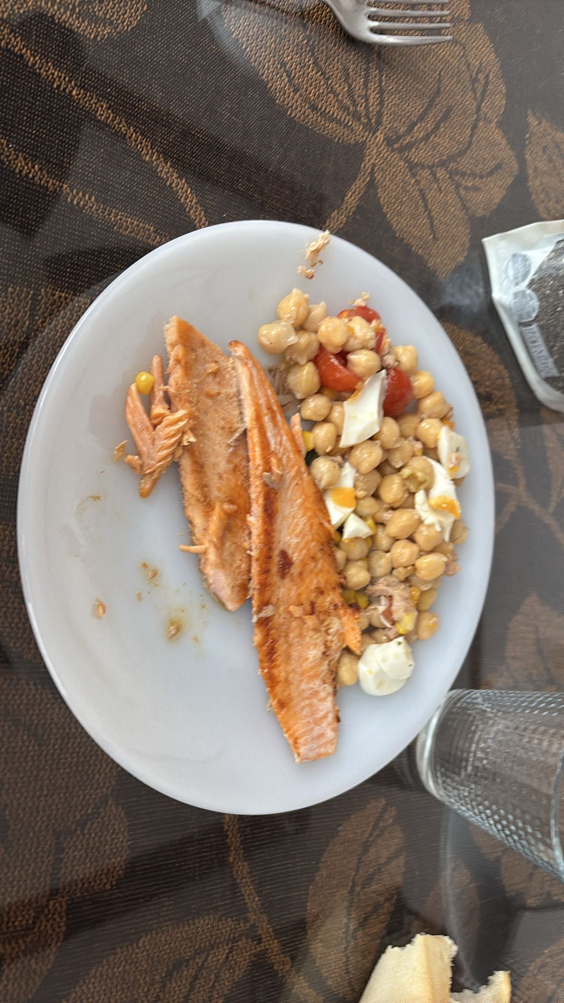Salmón con ensalada
