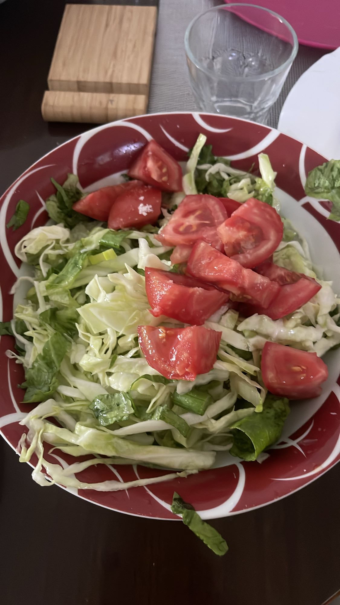 Σαλάτα με λάχανο και ντομάτα