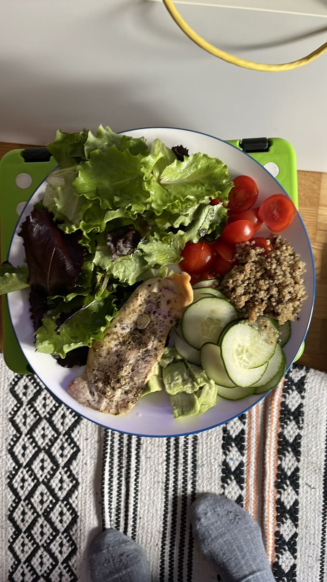 Salada com salmão e quinoa