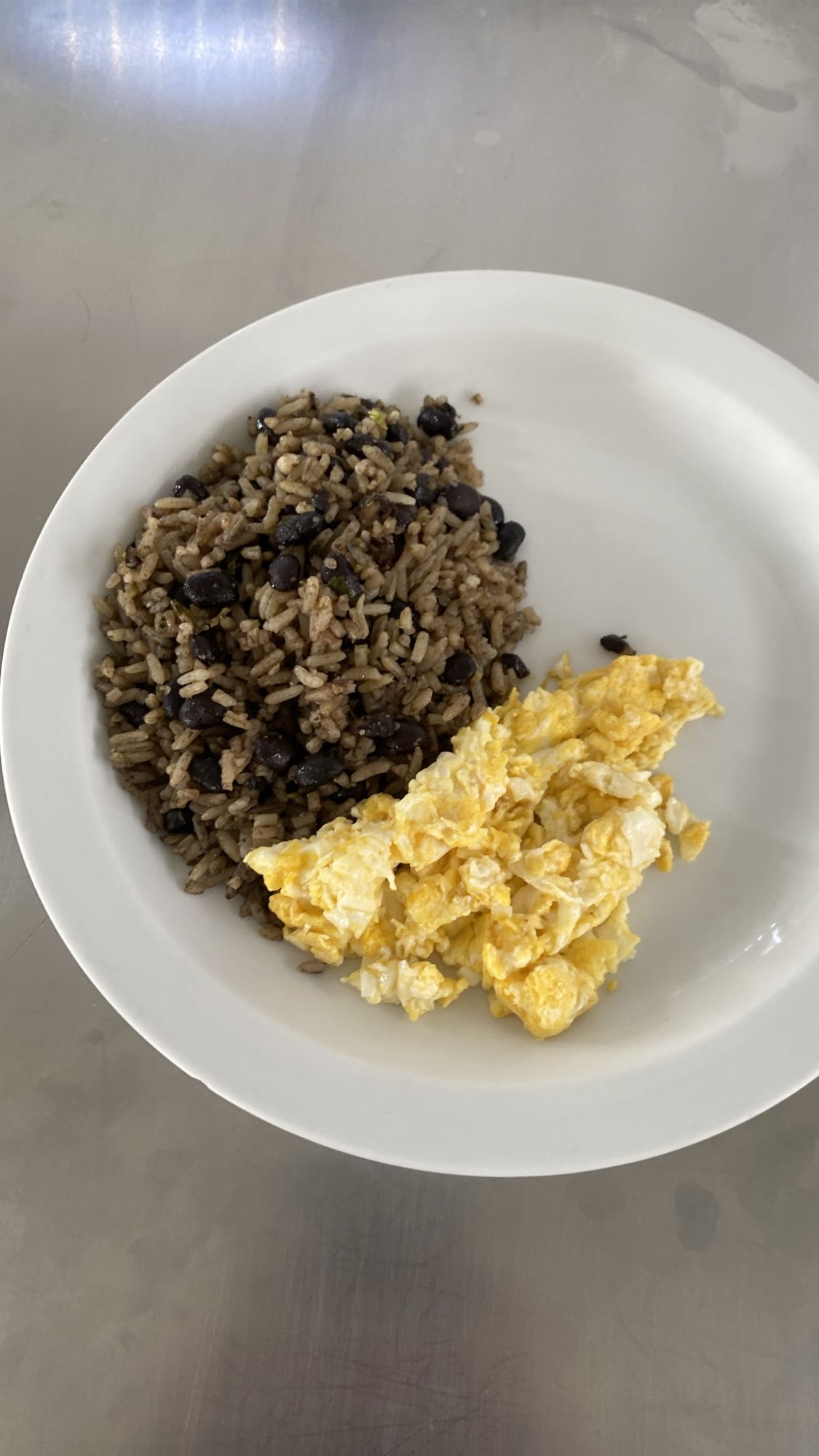 Gallo pinto con huevo