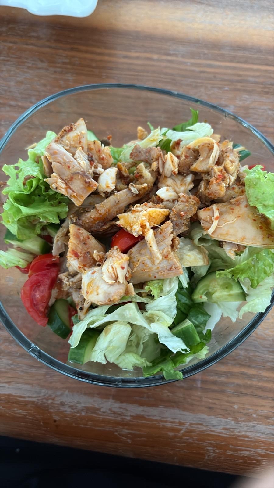 Tavuklu yeşil salata