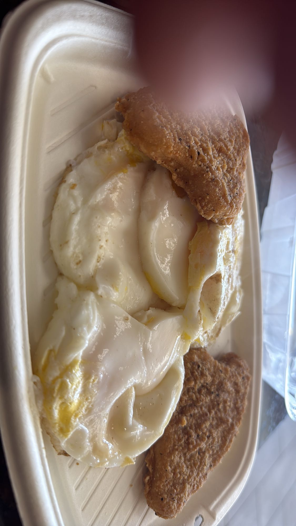 Oeufs et galettes frits