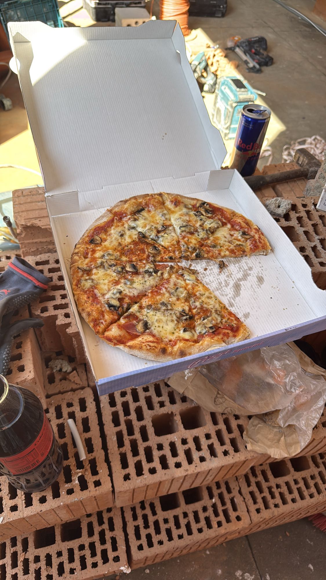 Pizza z grzybami i serem