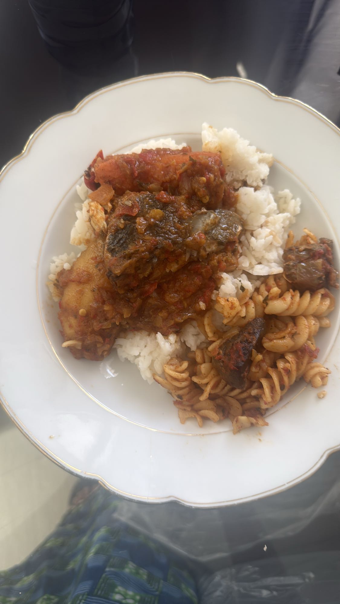 Riz, pâtes et poisson sauce