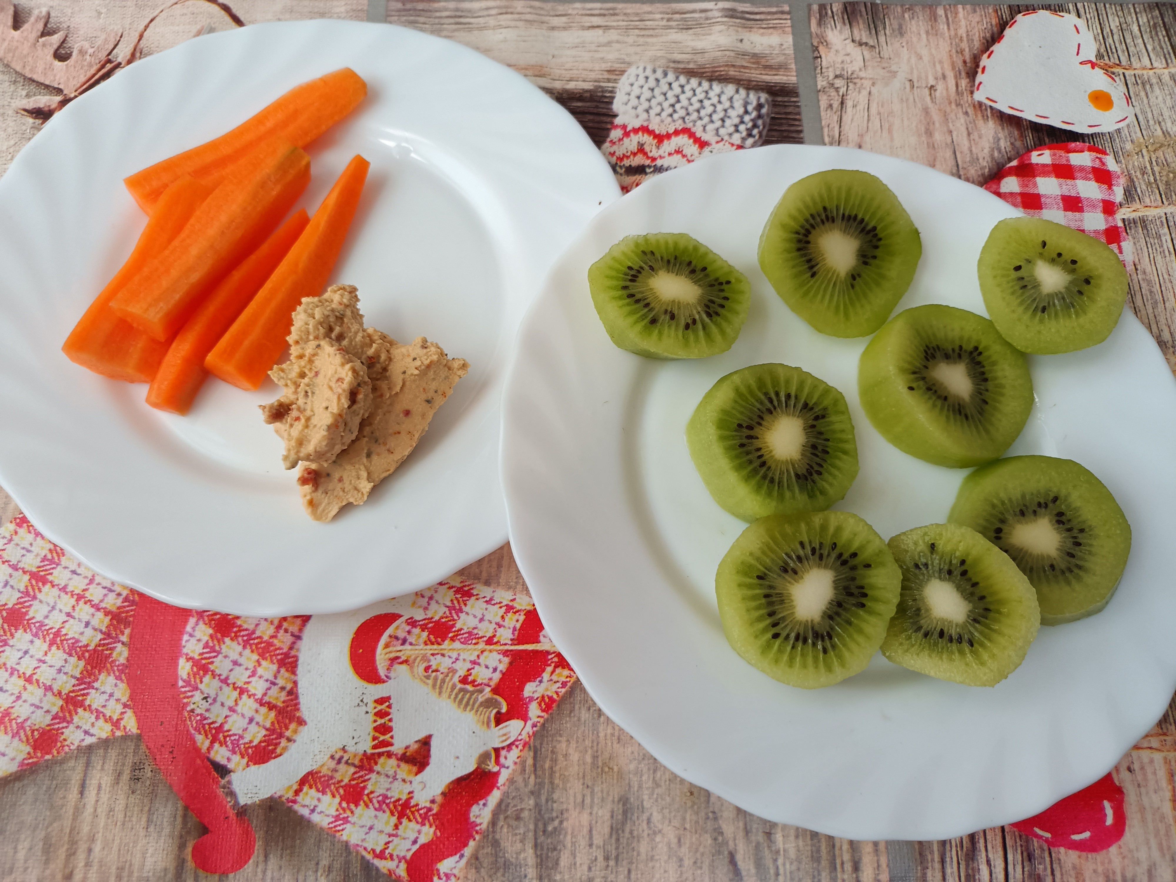 Kiwi, zanahoria y hummus