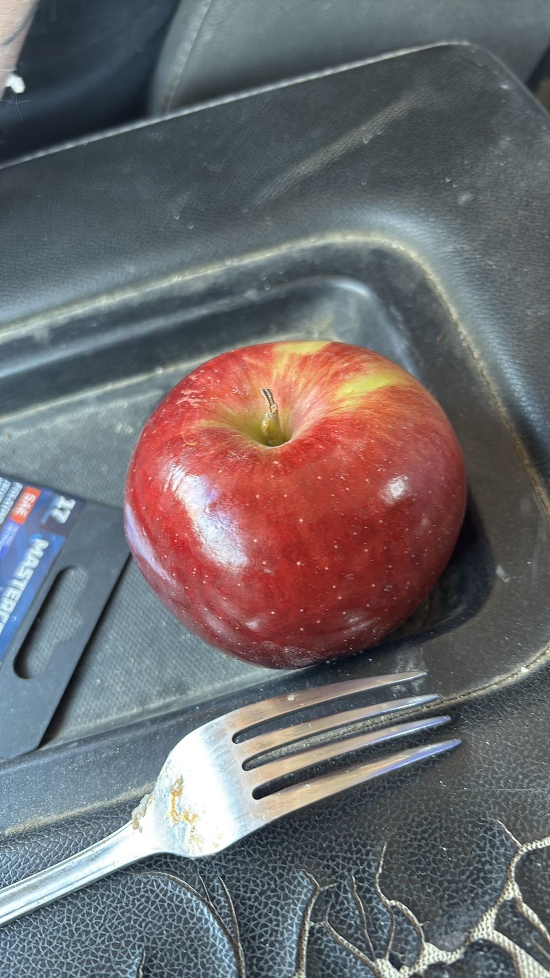 Pomme rouge entière