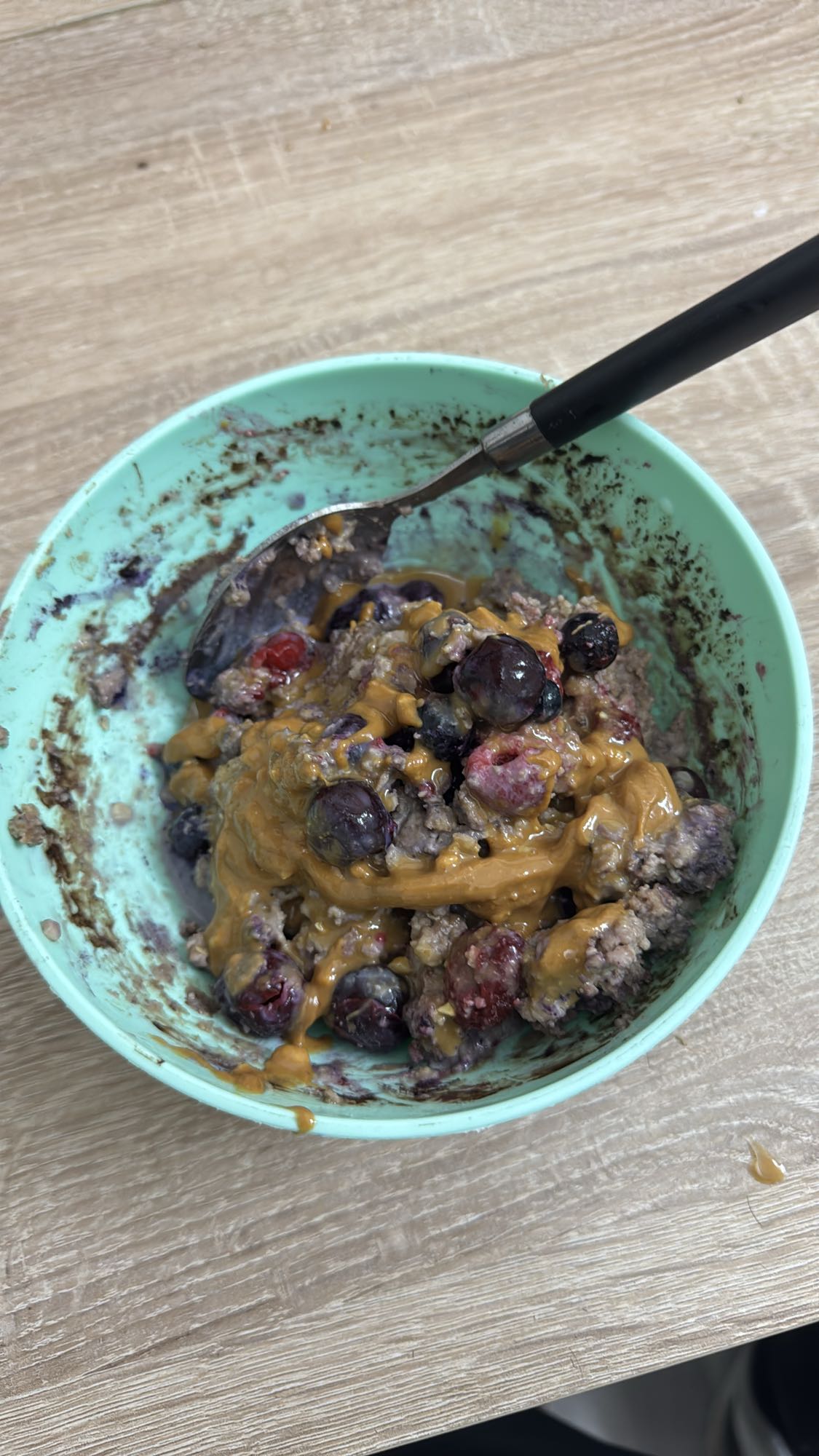 Haferbrei mit Früchten, Erdnussbutter, Kakao und Whey Protein