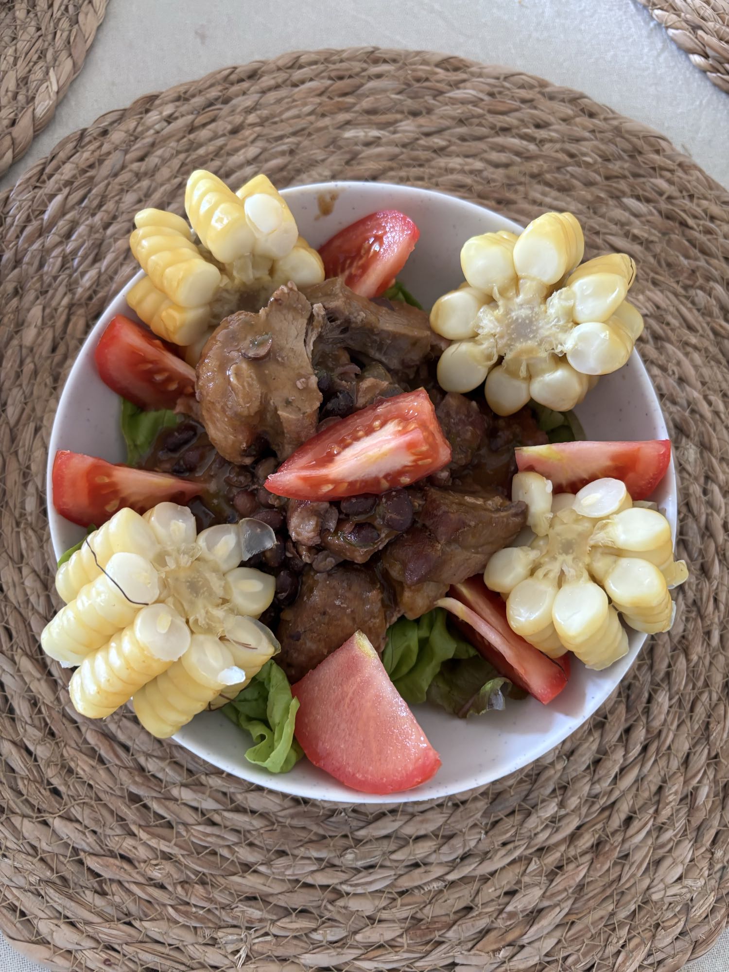 Ensalada con carne y maíz