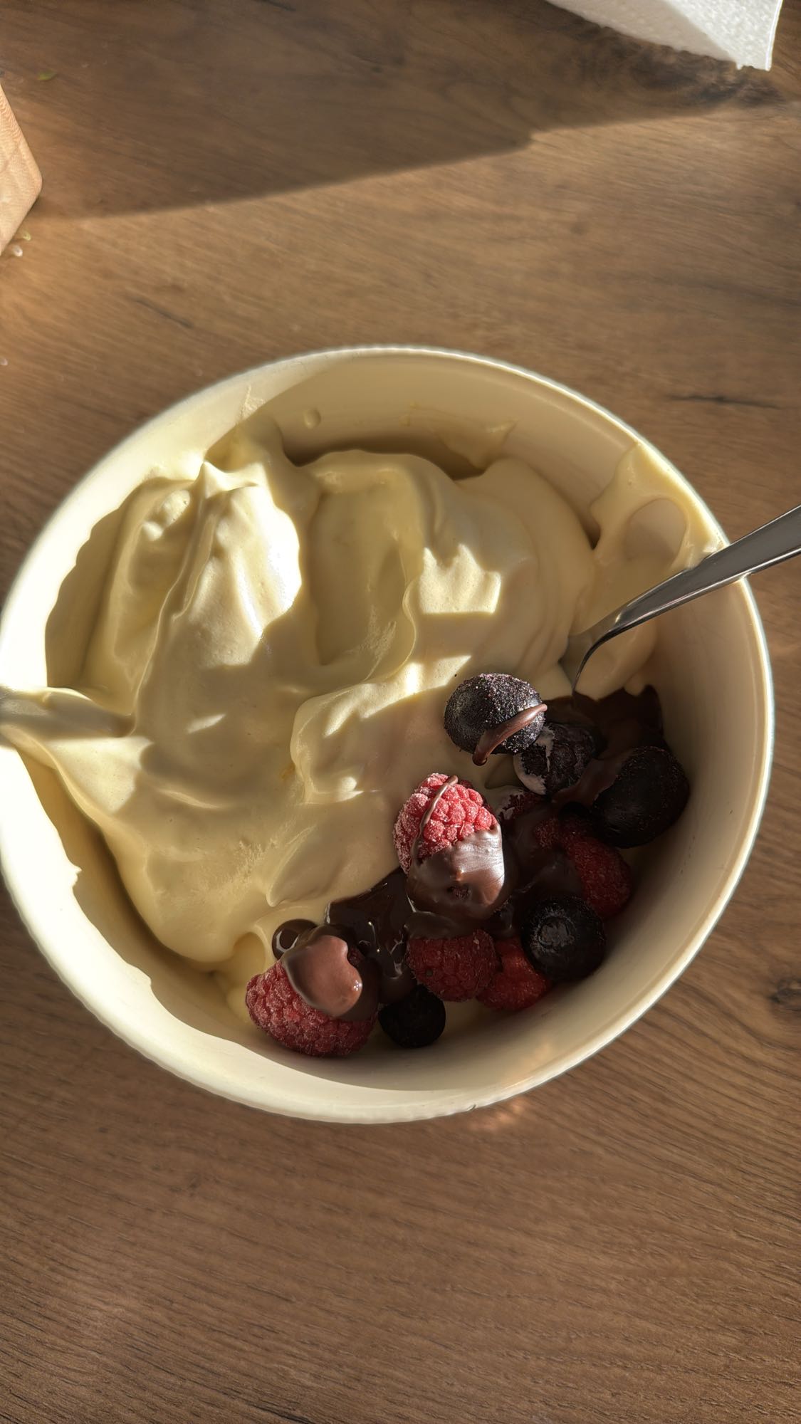 Protein Fluff mit Früchten und Schokosoße