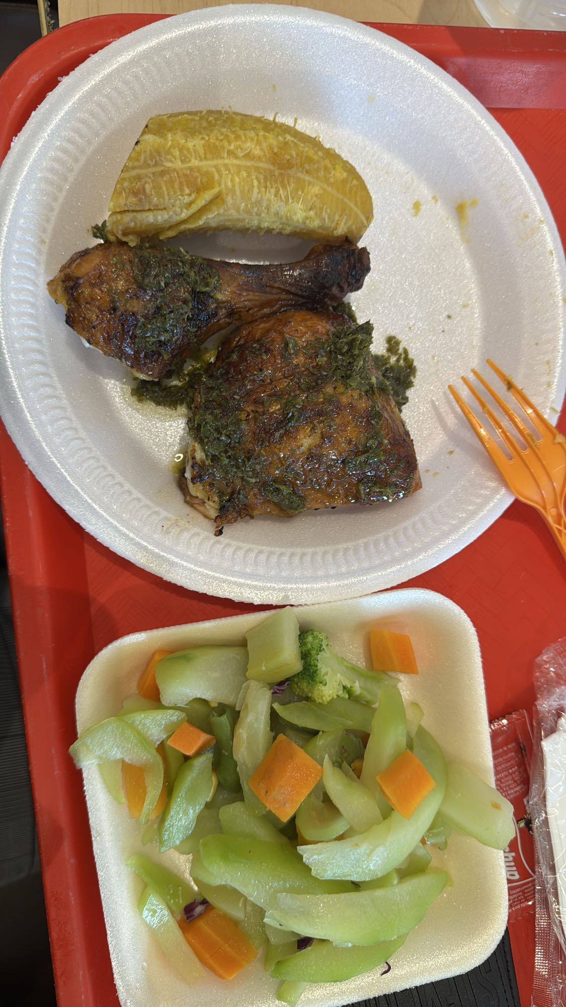 Pollo, plátano y verduras