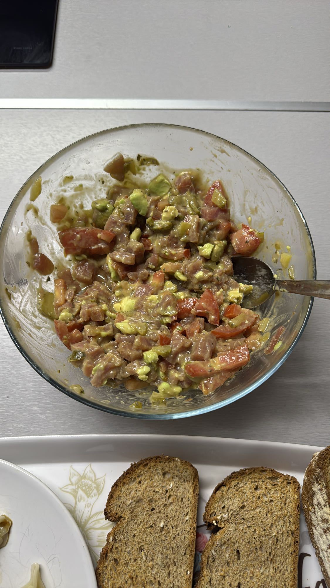 Tartar de atún con pan