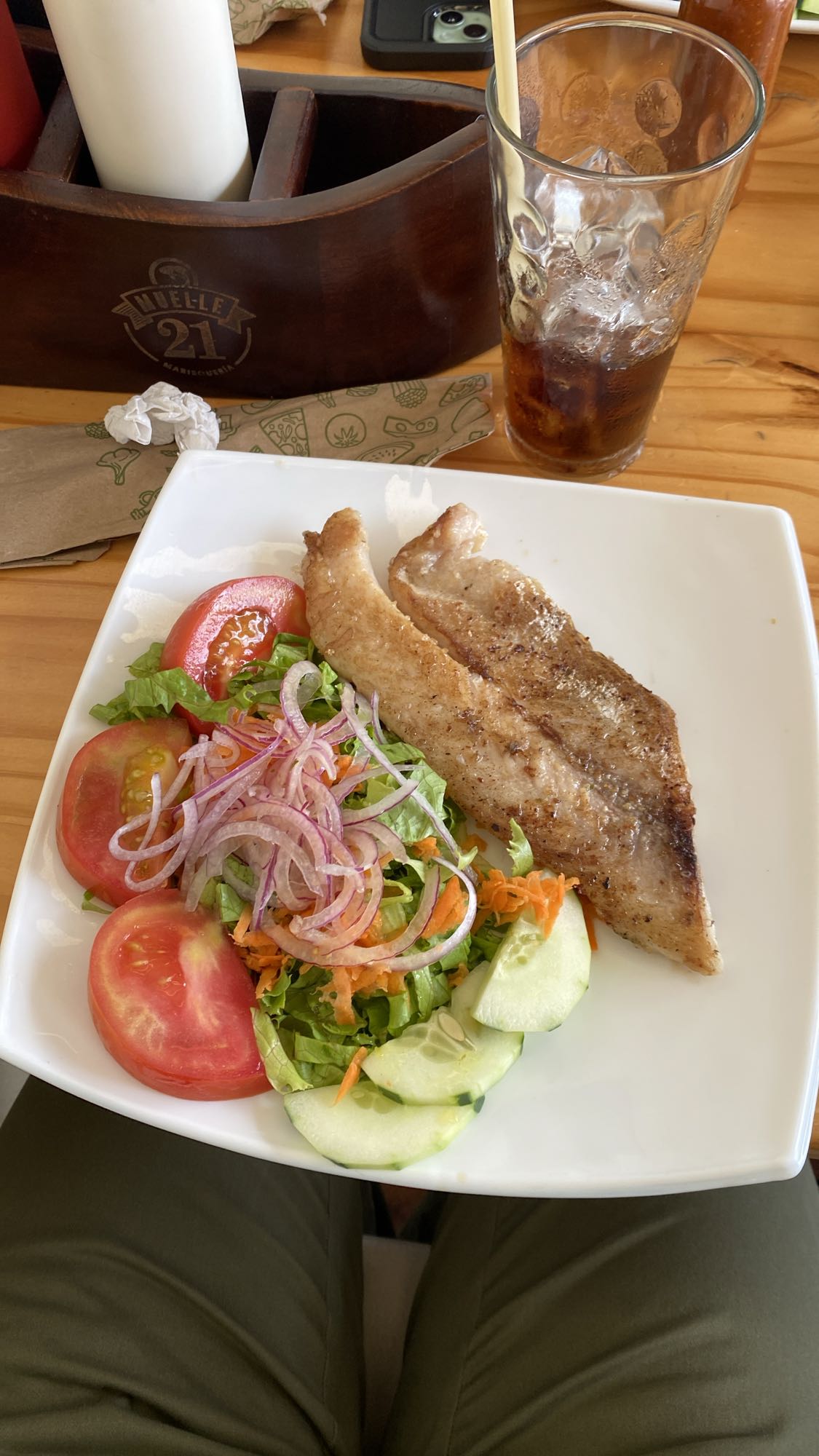 Pescado con ensalada fresca