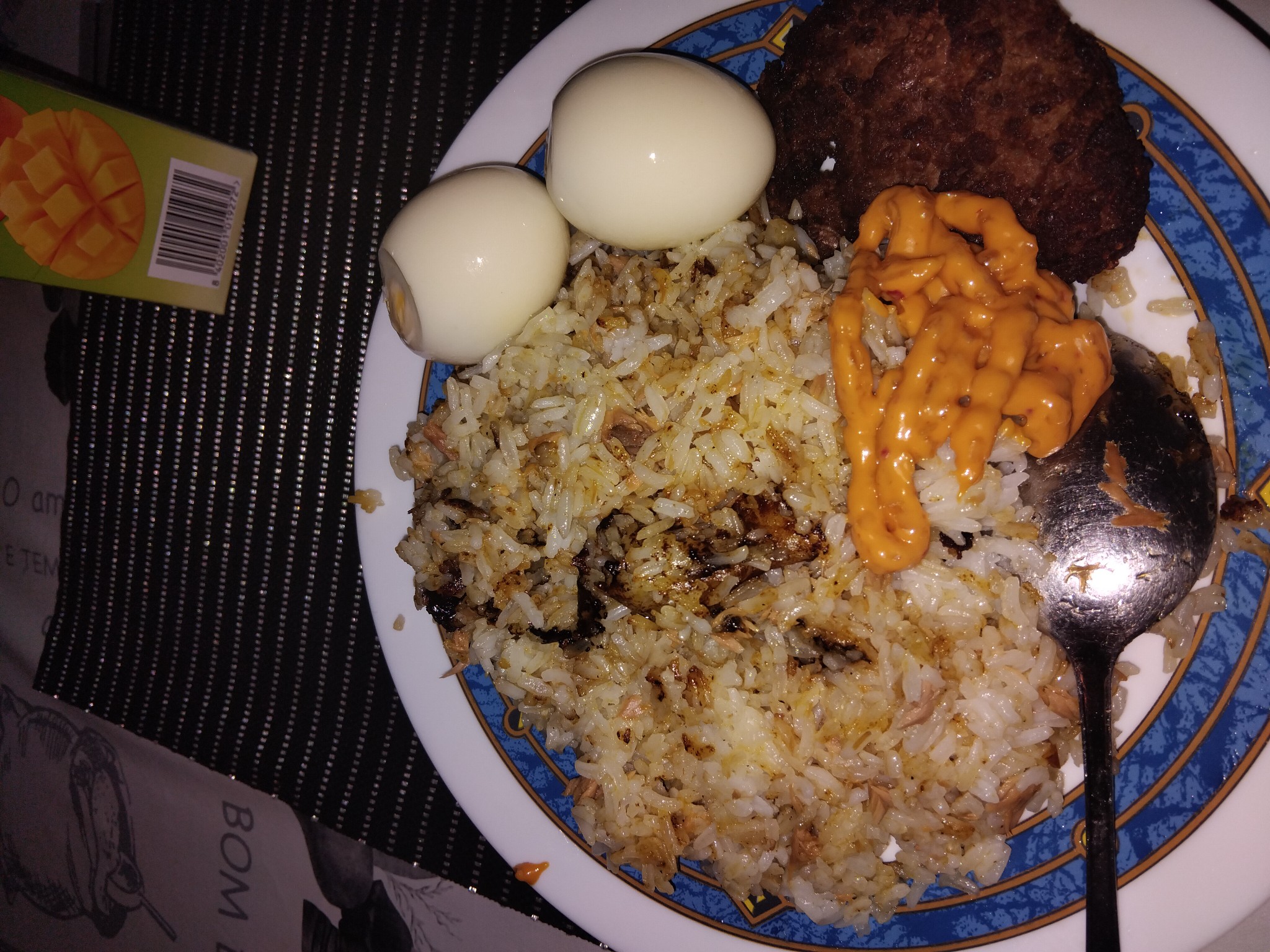 Arroz con huevo y hamburguesa