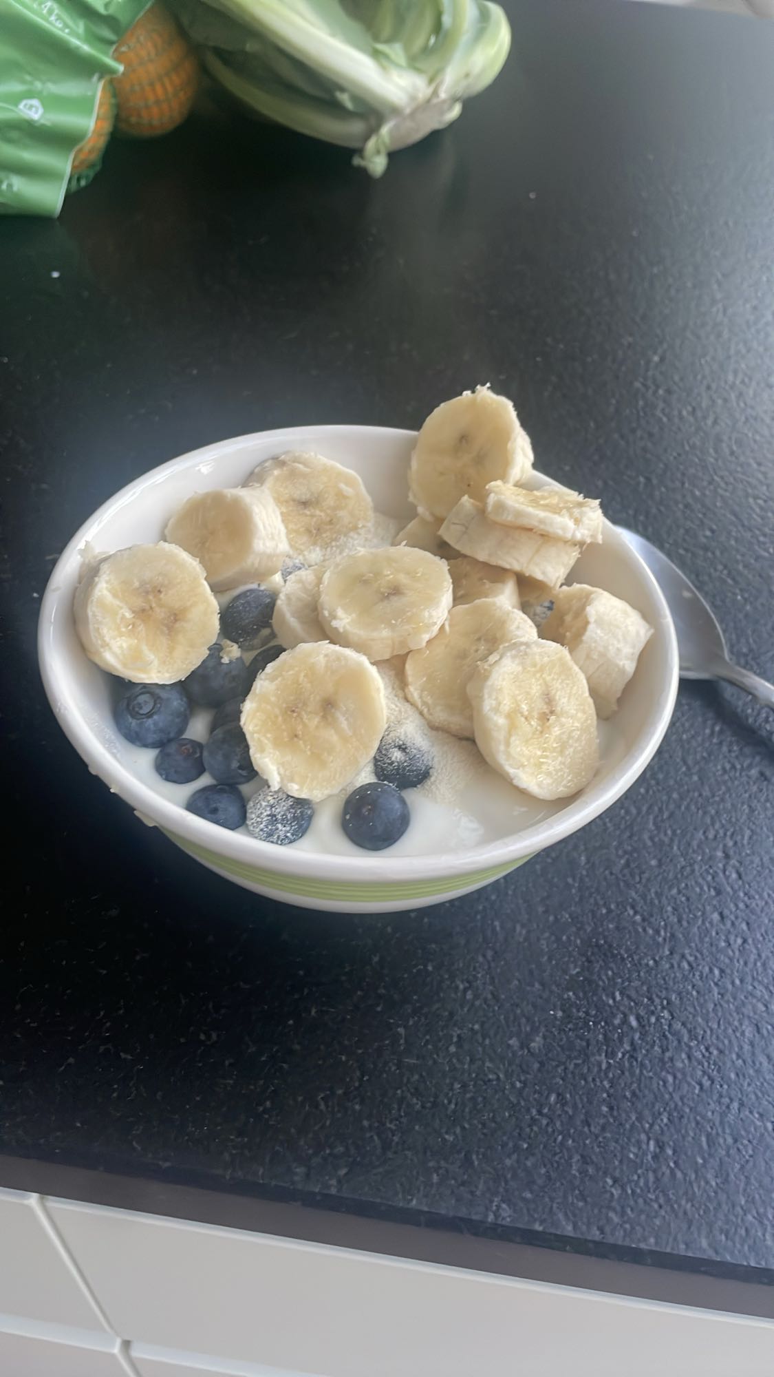 Yoghurt met banaan en bosbes