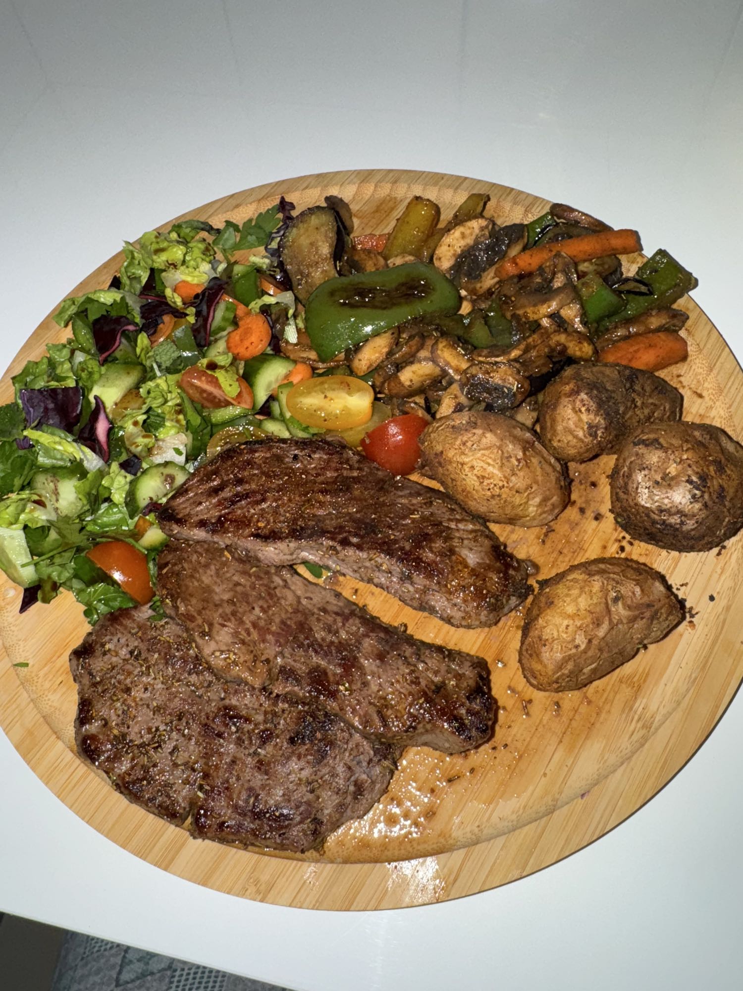 Biftekteller mit Ofenkartoffeln und Salat