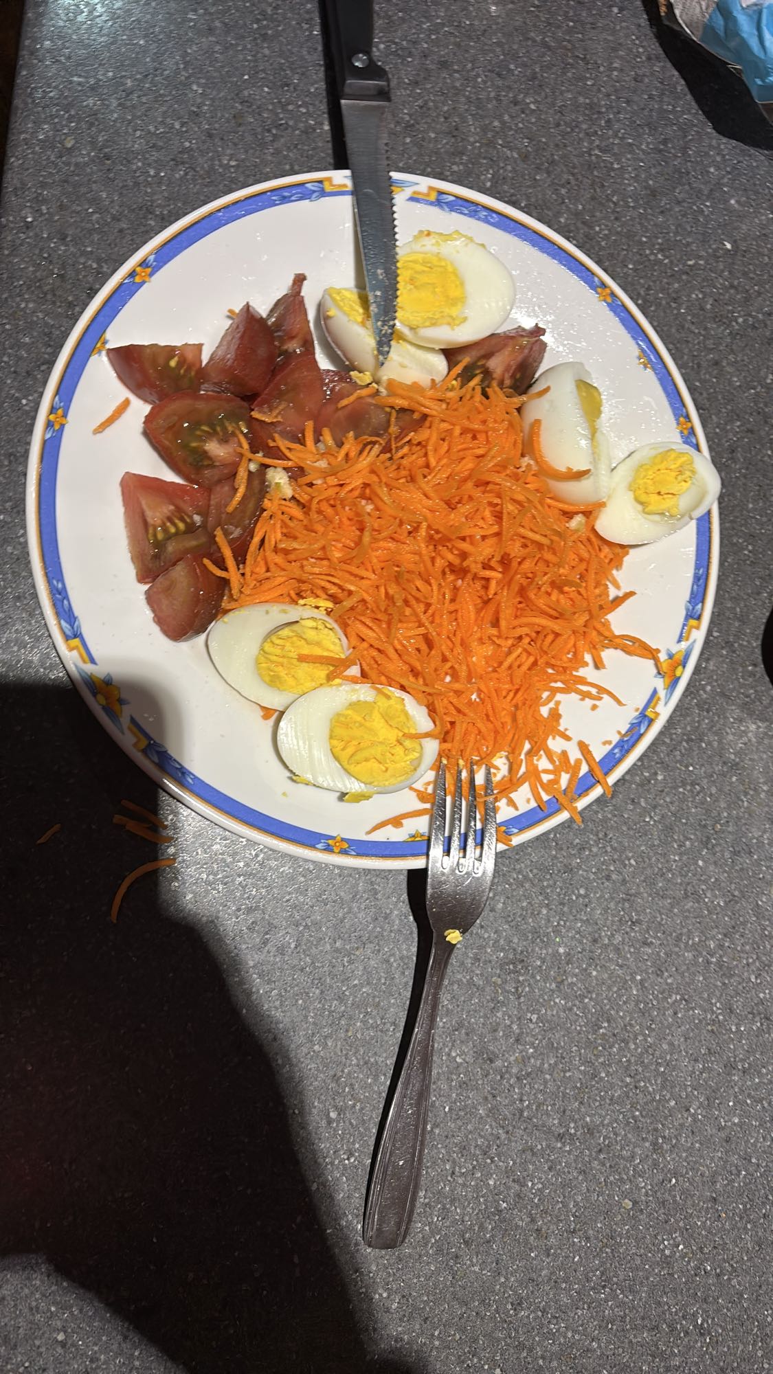 Salade œufs carottes tomates