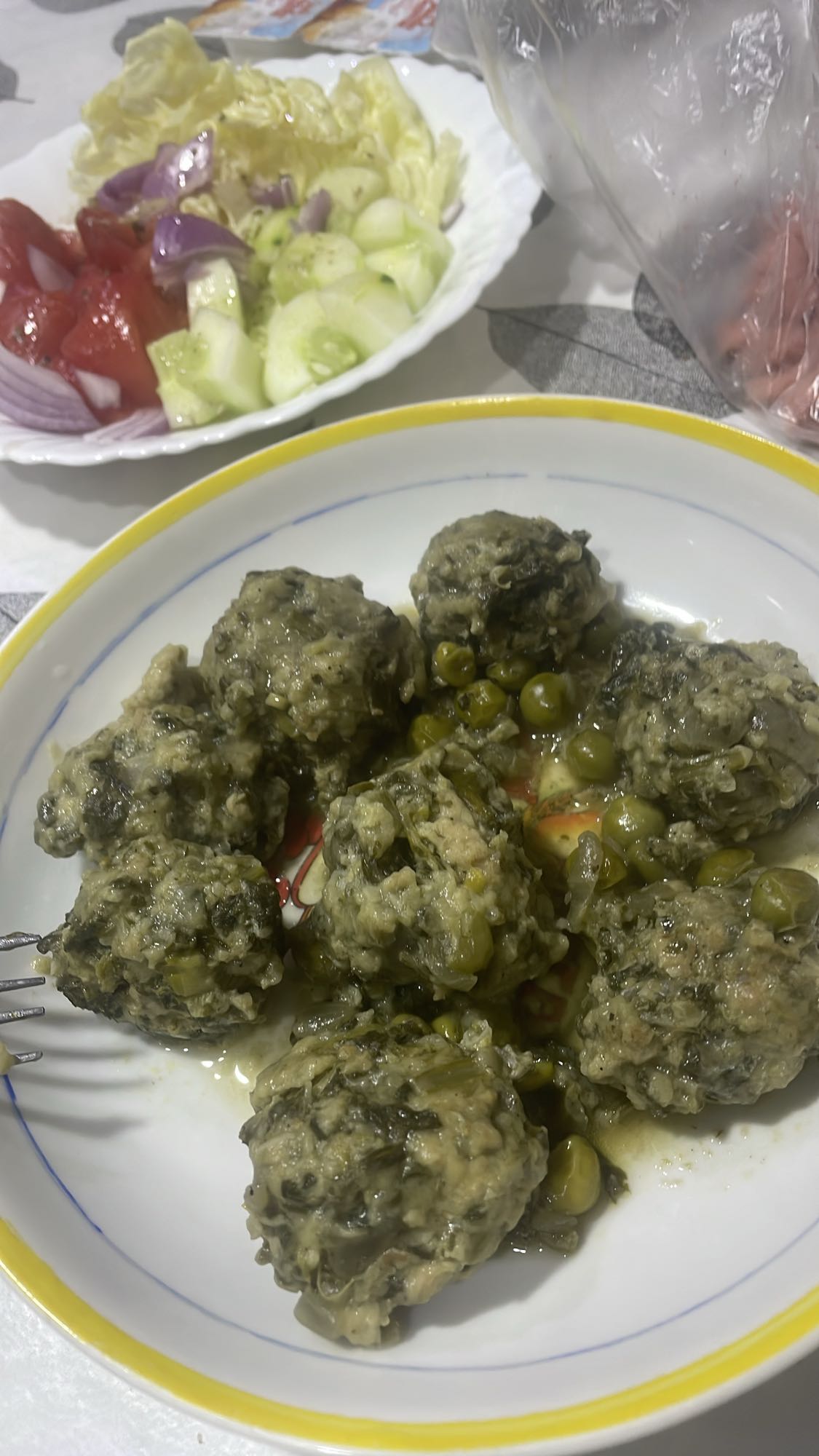 Boulettes aux légumes et salade