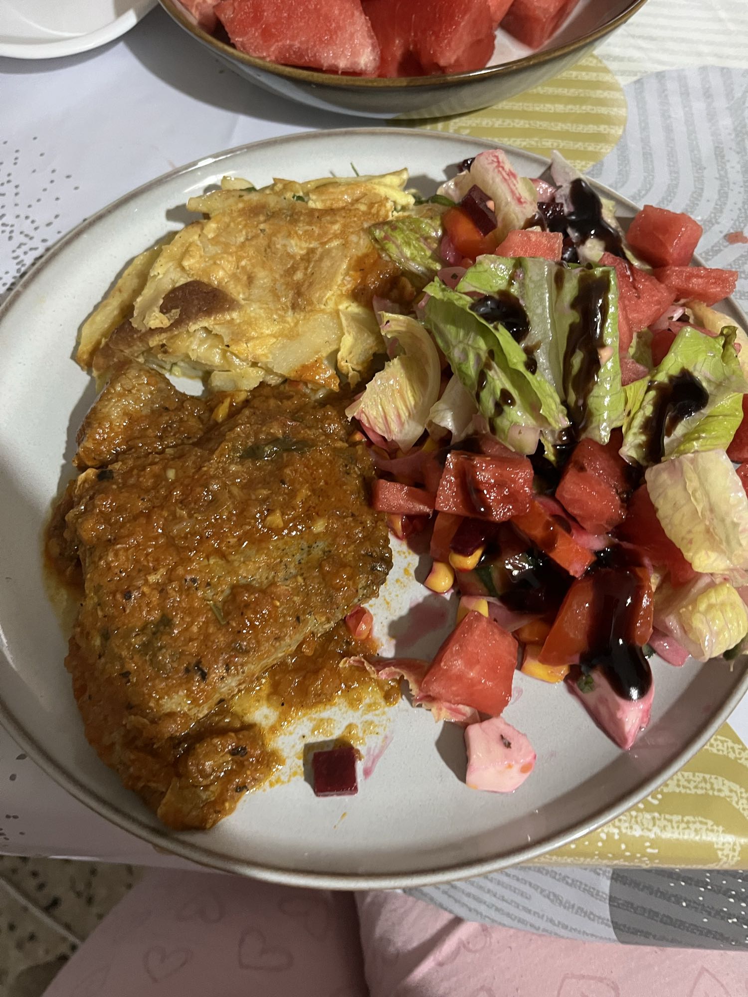 Omelette frites, thon en sauce tomate, salade variée