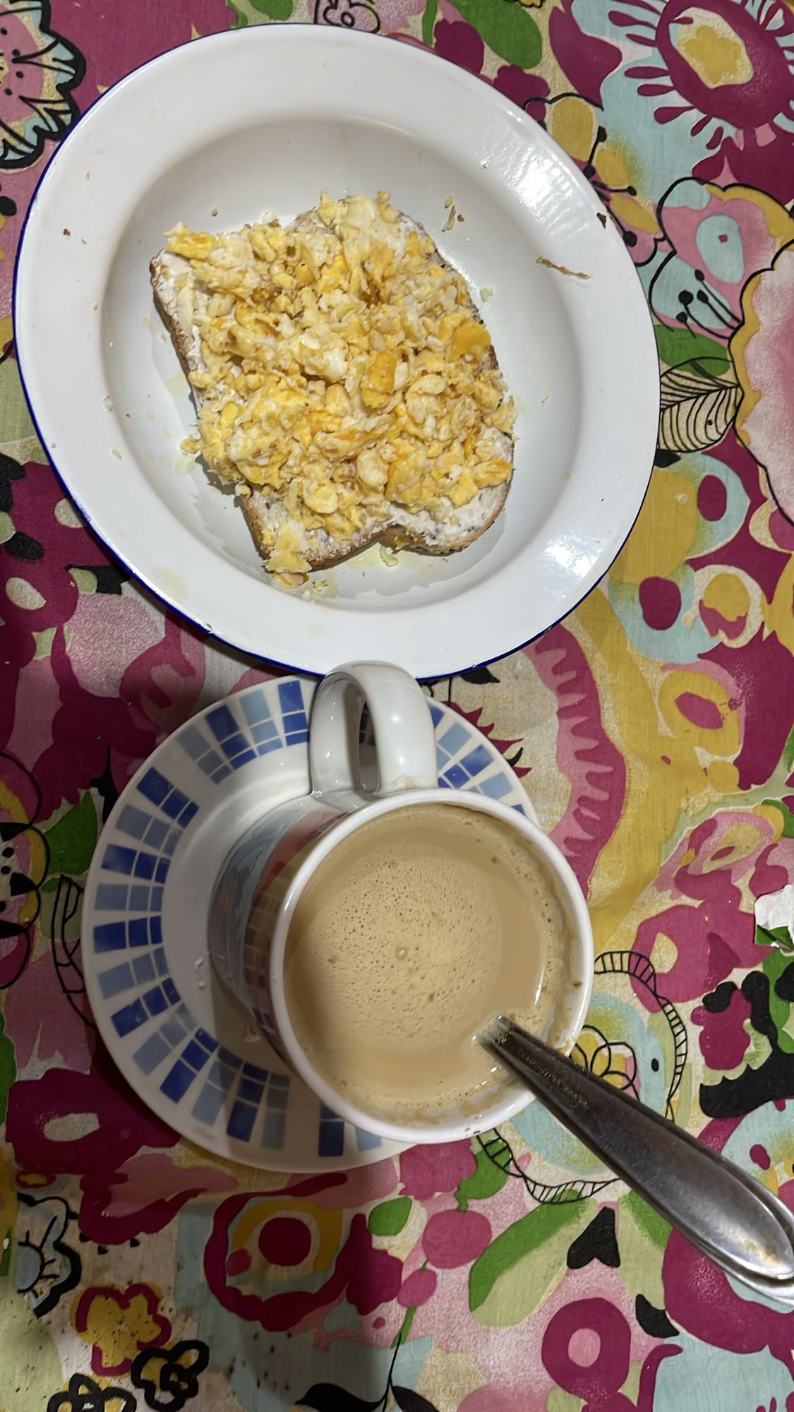 Tostada con huevo y café